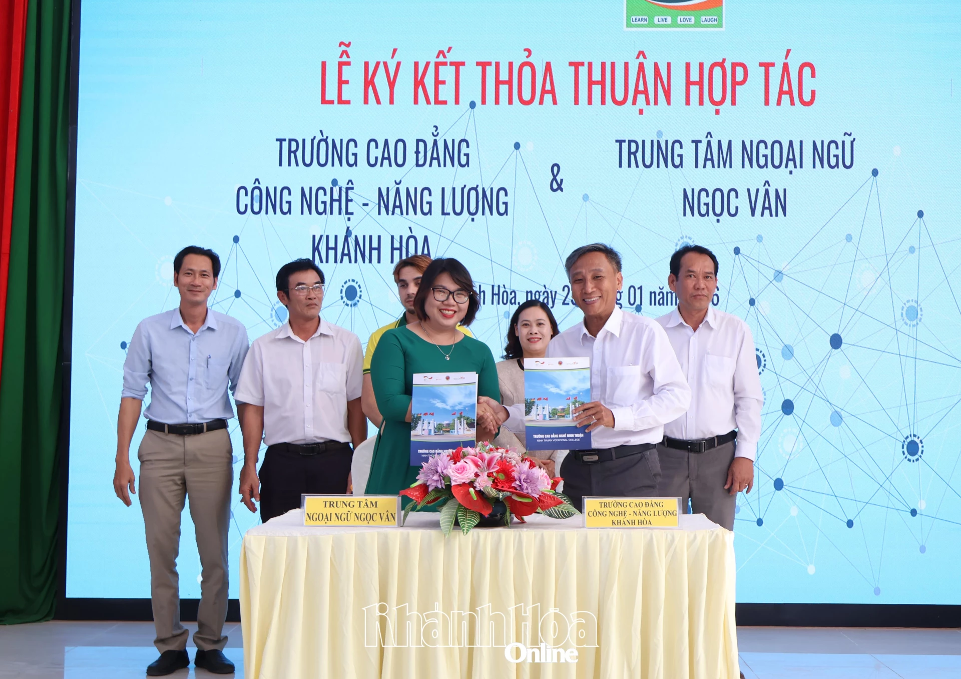 Trường Cao đẳng Công nghệ - Năng lượng Khánh Hòa đã ký kết thỏa thuận hợp tác với Trung tâm Ngoại ngữ Ngọc Vân.