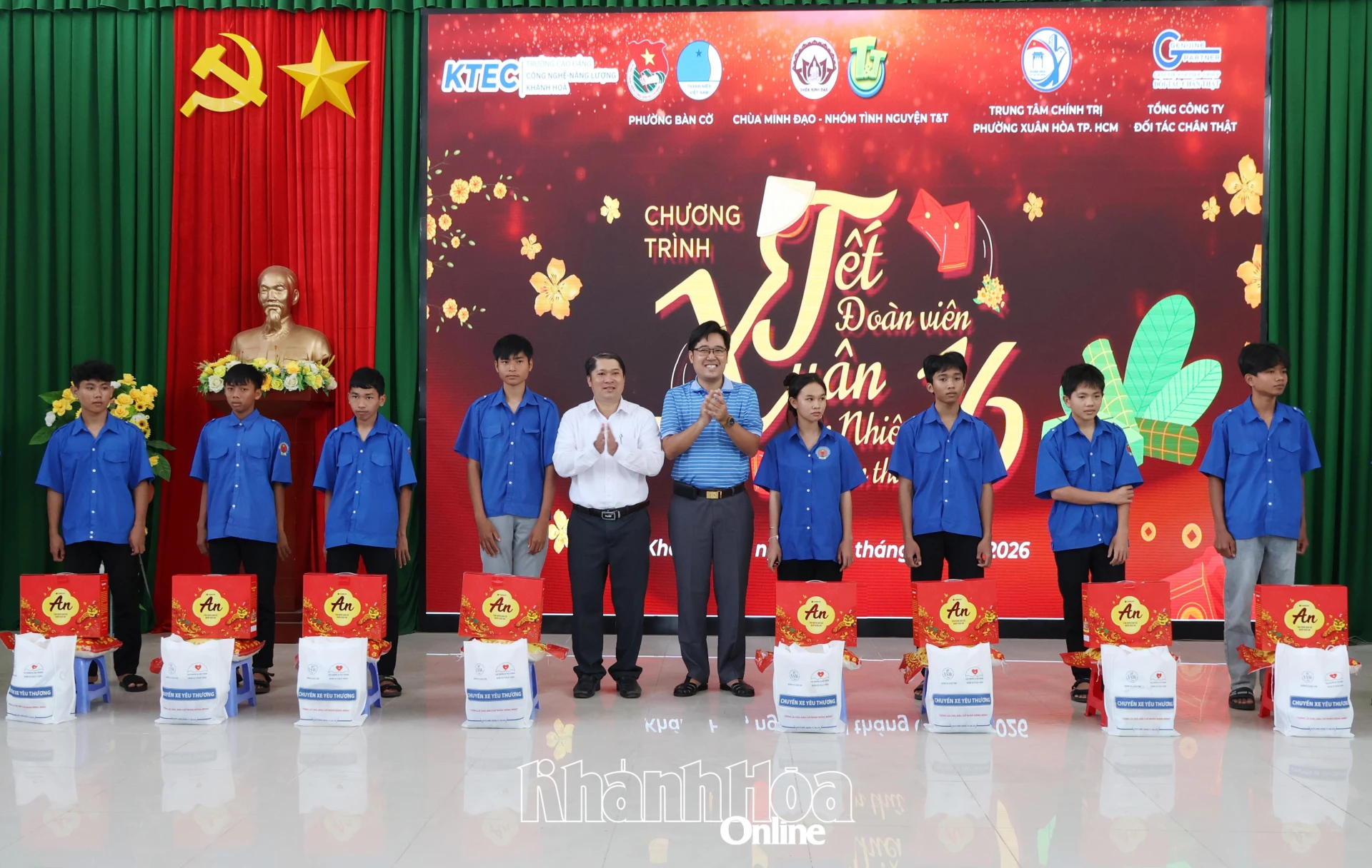 Ban tổ chức trao quà cho các học sinh, sinh viên.