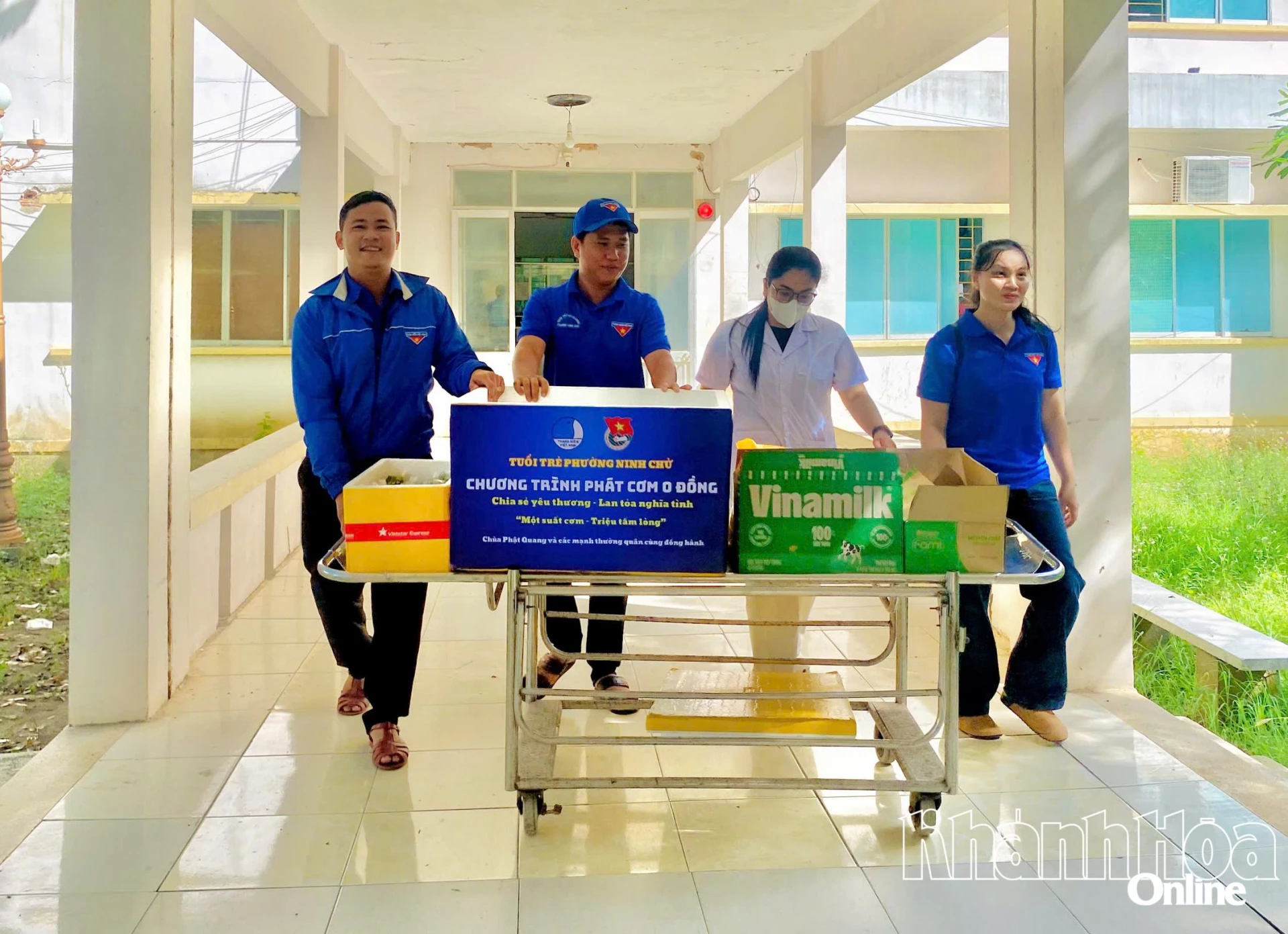 Chương trình Phát cơm 0 đồng của Đoàn phường Ninh Chử.