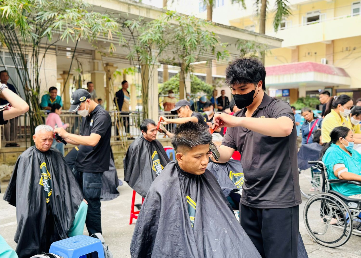 Chương trình tổ chức cắt tóc cho bệnh nhân.