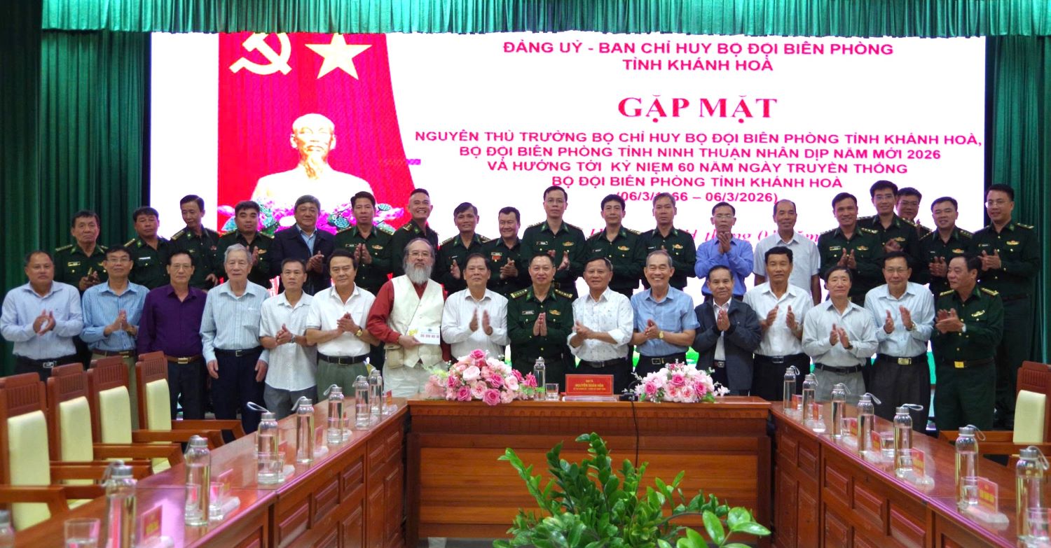 Các đại biểu chụp hình lưu niệm.