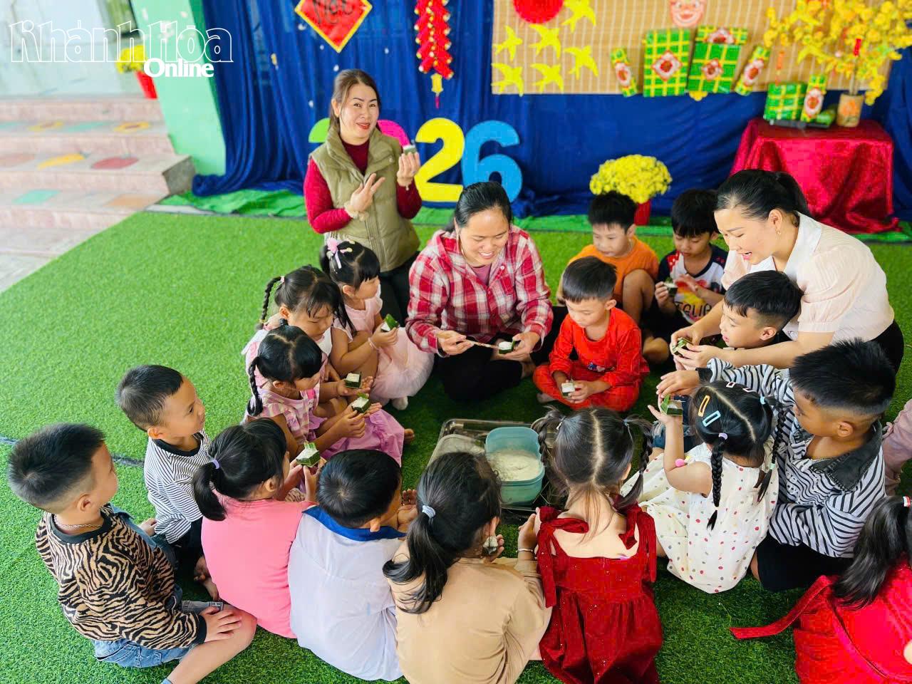 Cô và các cháu tham gia gói bánh