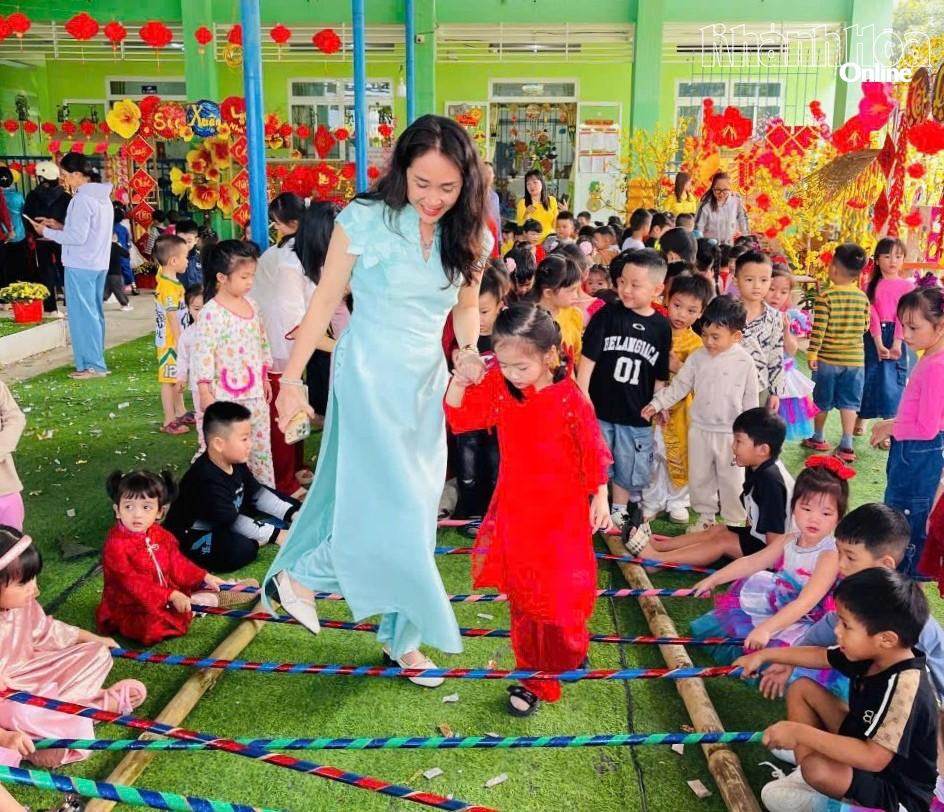 Cô và trò nhảy sạp