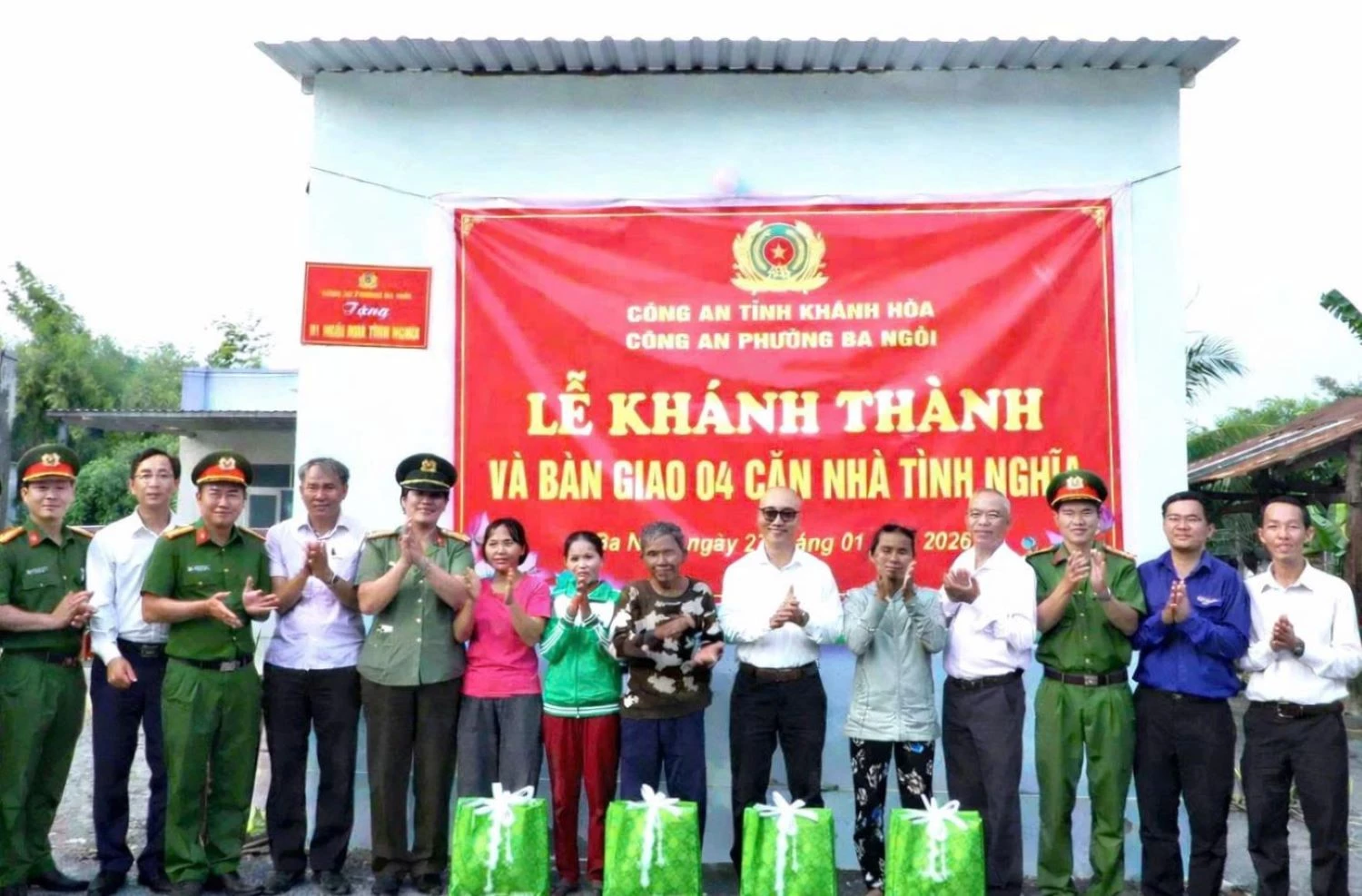 Tặng quà cho các hộ dân tại buổi bàn giao nhà tình nghĩa.