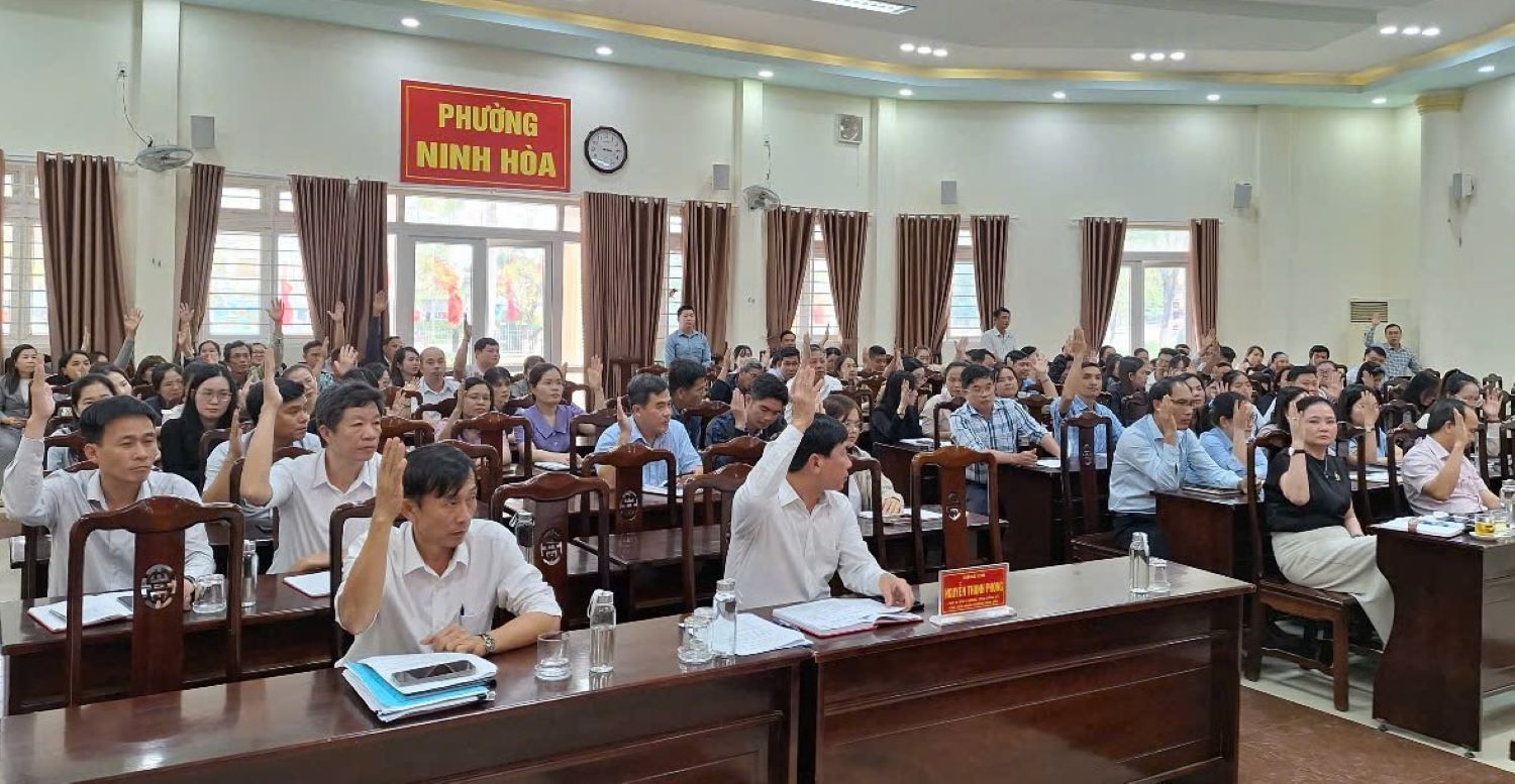 Cử tri biểu quyết danh sách giới thiệu người ứng cử đại biểu Quốc hội, đại biểu HĐND tỉnh và đại biểu HĐND phường.