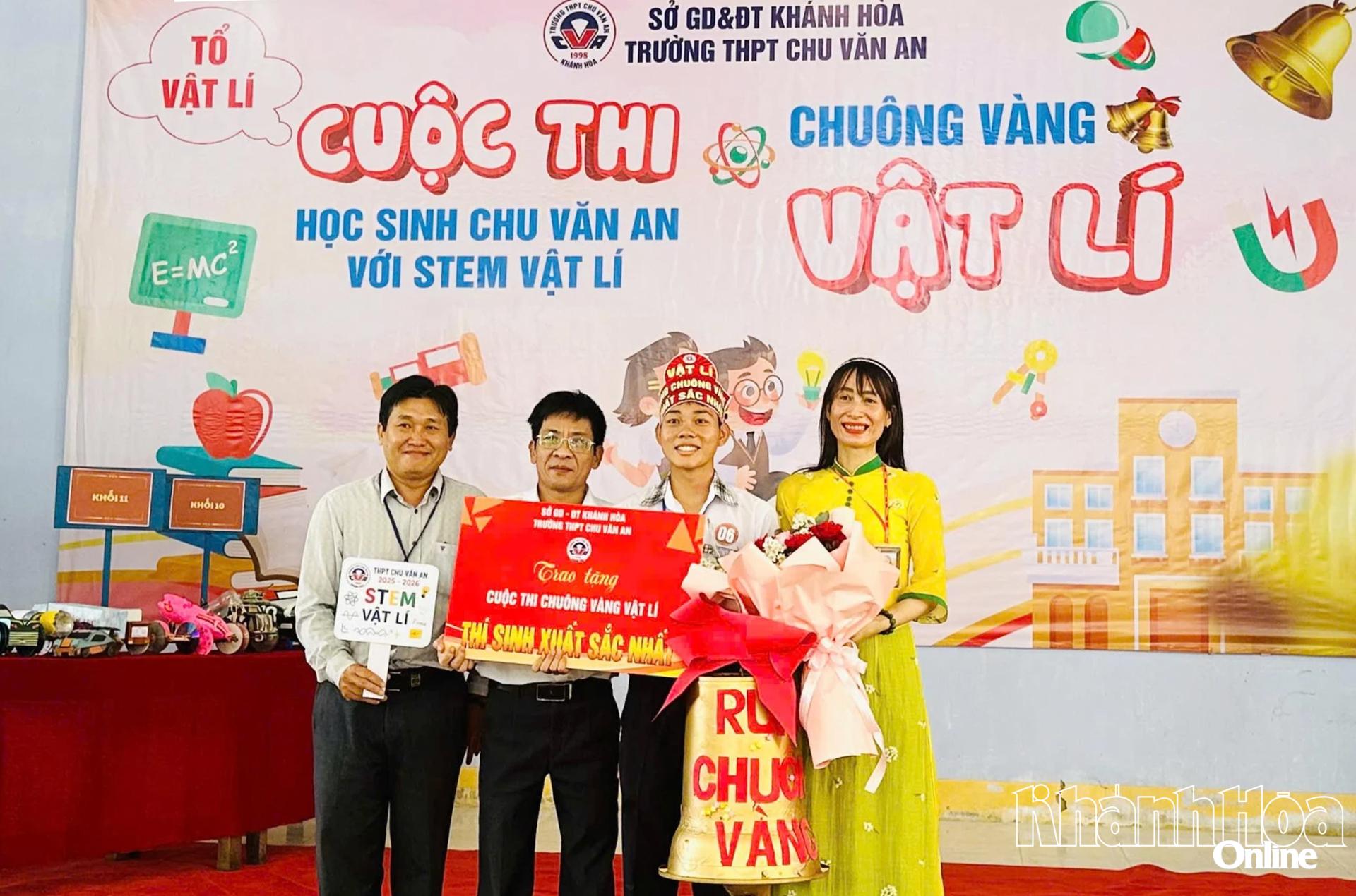 Ban Giám hiệu Trường THPT Chu Văn An trao chuông vàng, giải thí sinh xuất sắc nhất cho thí sinh Phan Bùi Gia Huy - lớp 12A4.