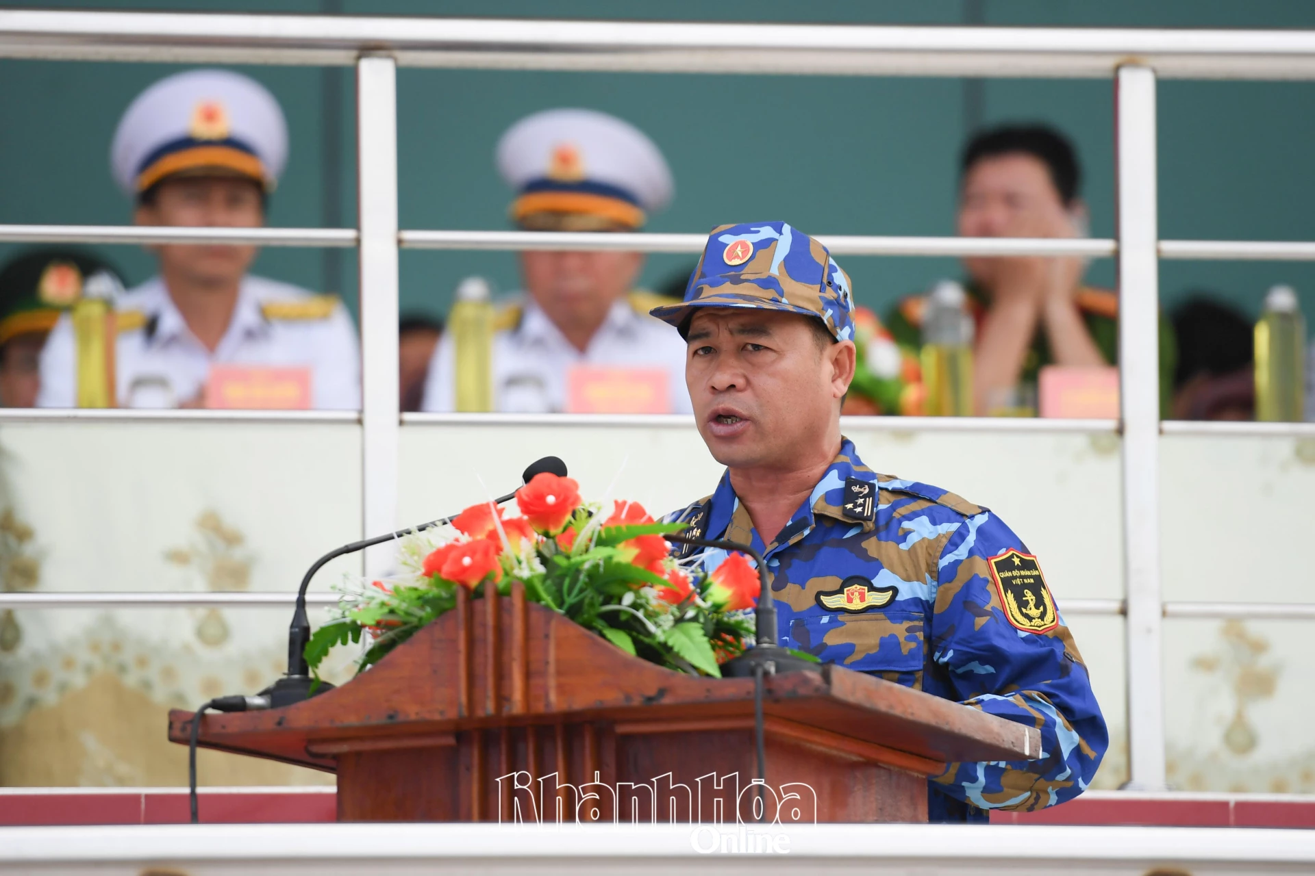 Ông Phạm Thanh Liêm - Chủ tịch UBND đặc khu Trường Sa đại diện đoàn công tác phát biểu quyết tâm hoàn thành tốt nhiệm vụ thăm, tặng quà Tết.
