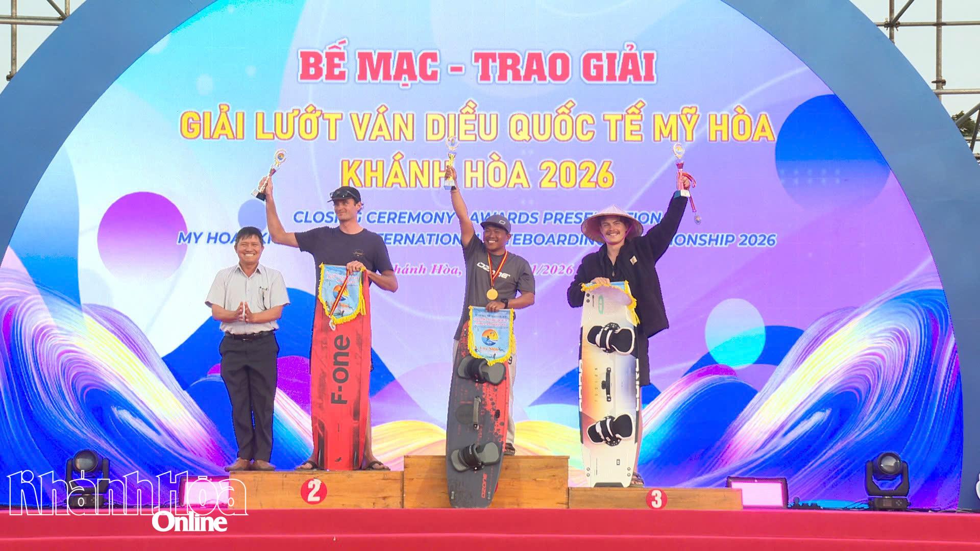 Ban tổ chức trao cúp, phần thưởng cho các vận động viên đạt thành tích cao ở các nội dung thi đấu tại giải.