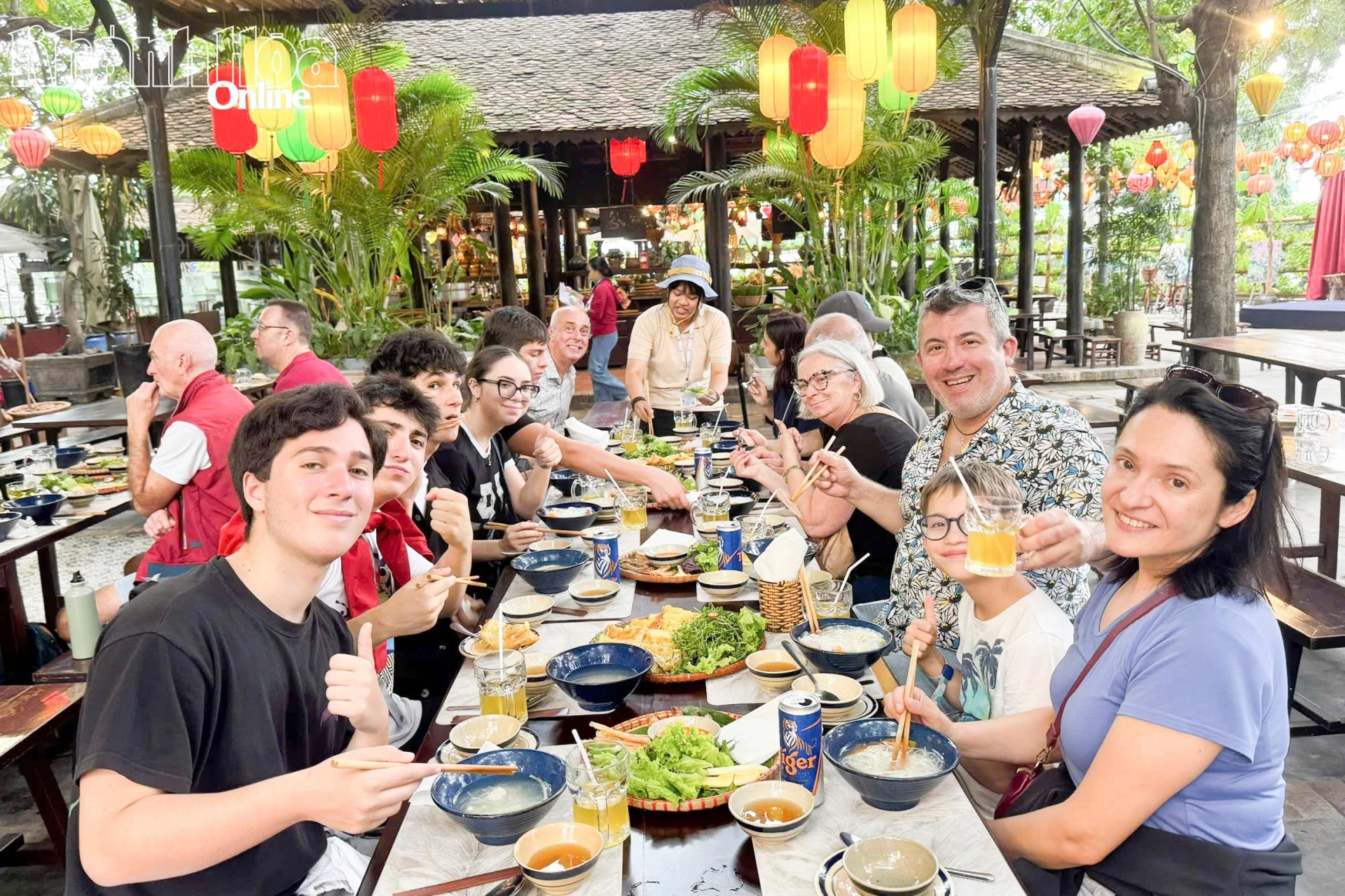 Du khách thưởng thức ẩm thực Việt tại Nhà hàng Làng Ngon (phường Nha Trang).