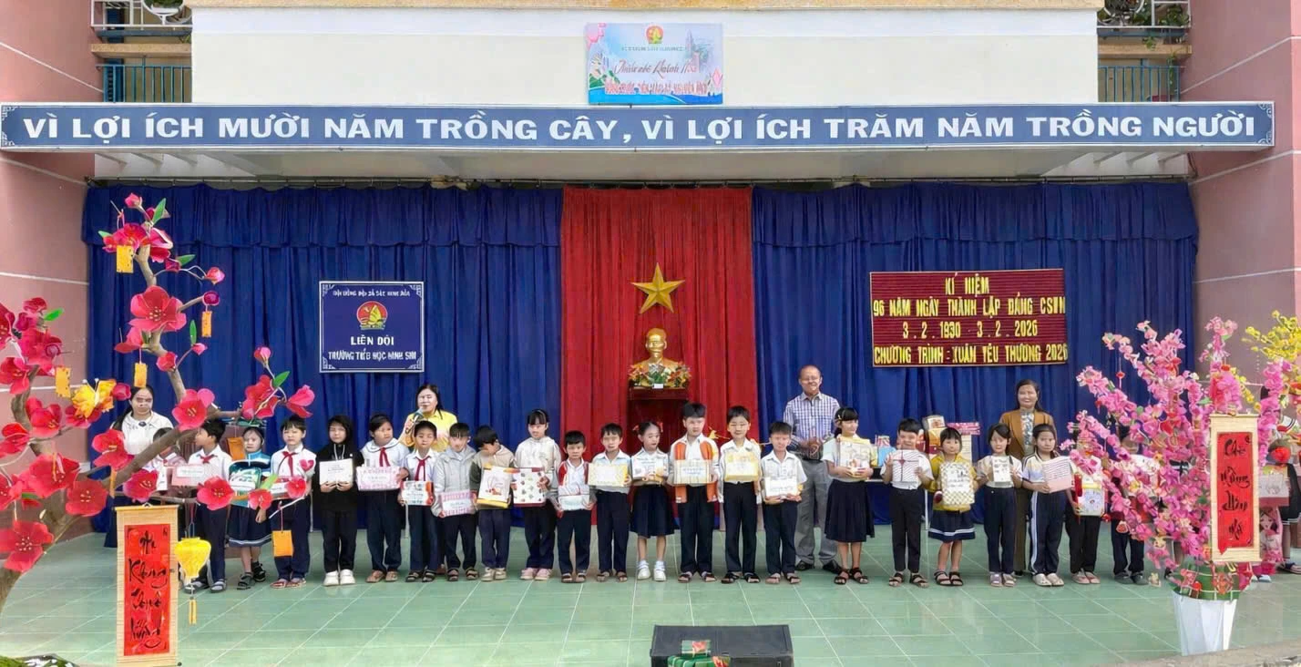 Đại diện các đơn vị trao quà cho các em học sinh
