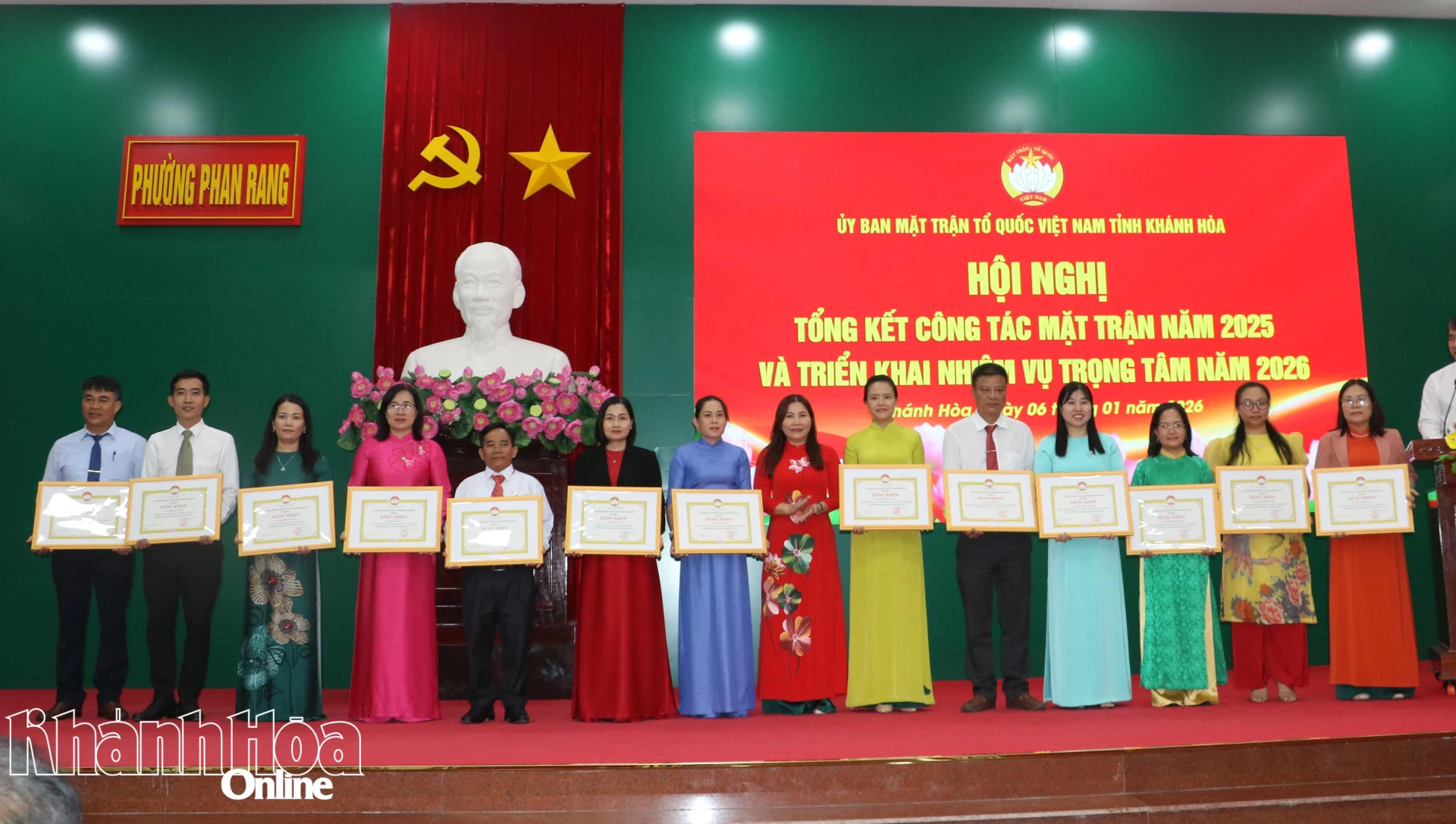 Đại diện lãnh đạo Ủy ban MTTQ Việt Nam tỉnh trao bằng khen cho các cá nhân.