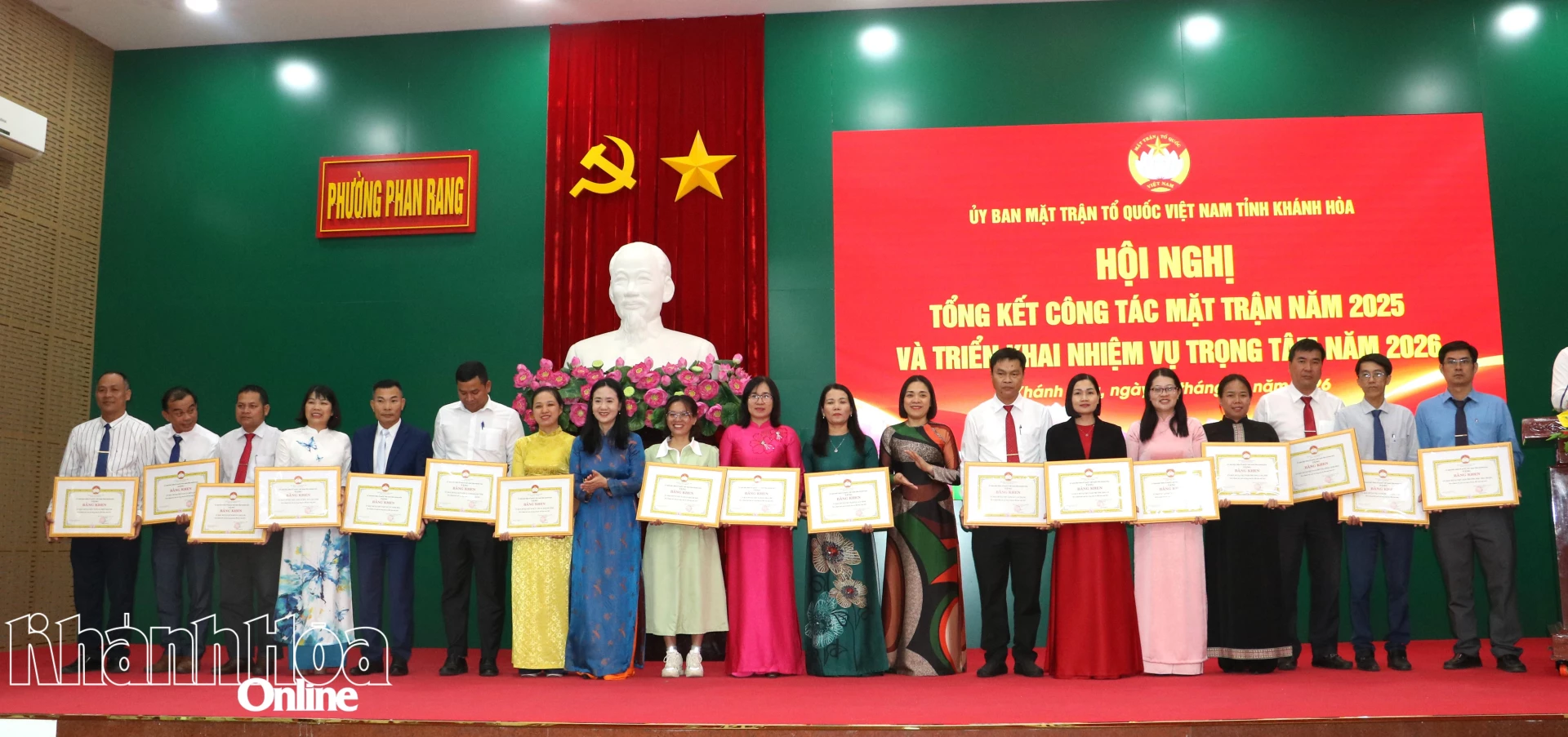 Đại diện lãnh đạo Ủy ban MTTQ Việt Nam tỉnh trao bằng khen cho các tập thể.