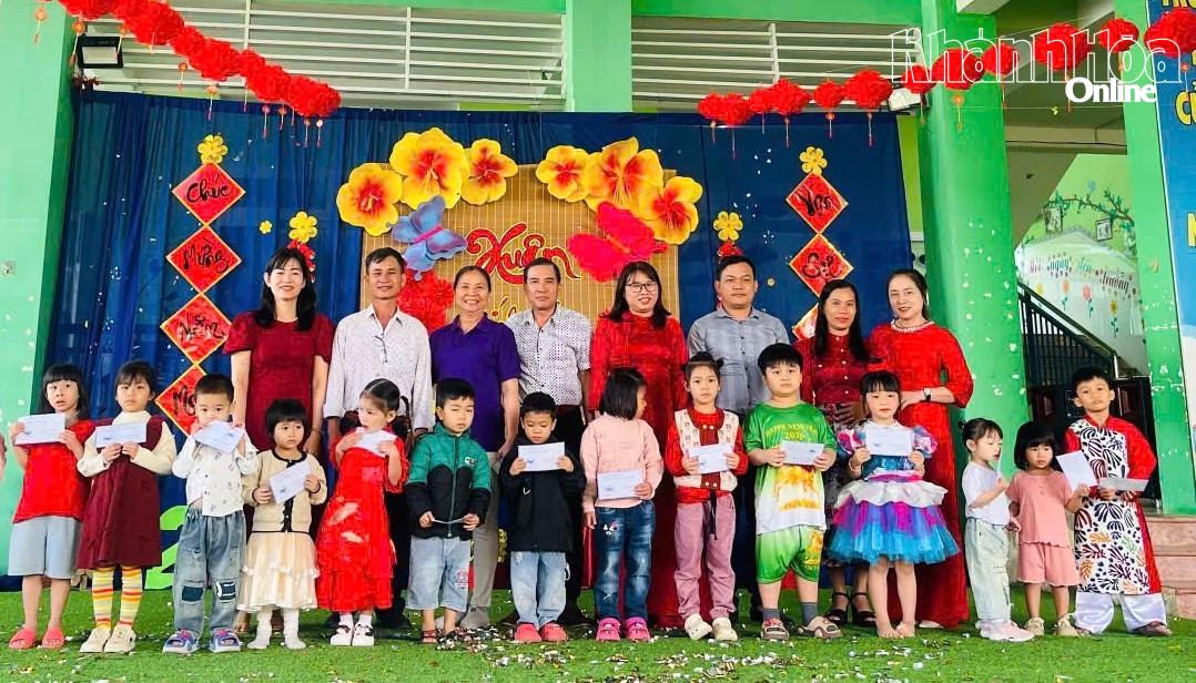 Đại diện nhà trường và Câu lạc bộ trao quà cho các cháu