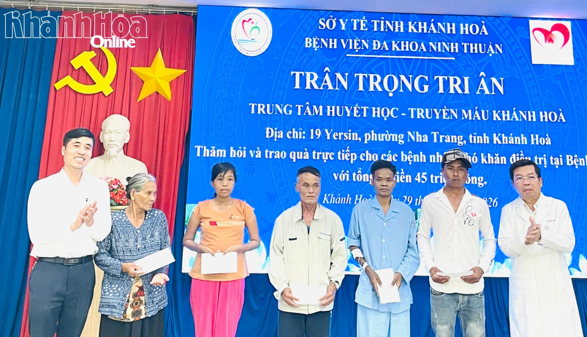 Đại diện Trung tâm Huyết học - Truyền máu Khánh Hòa và Bệnh viện Đa khoa Ninh Thuận trao quà cho bệnh nhân