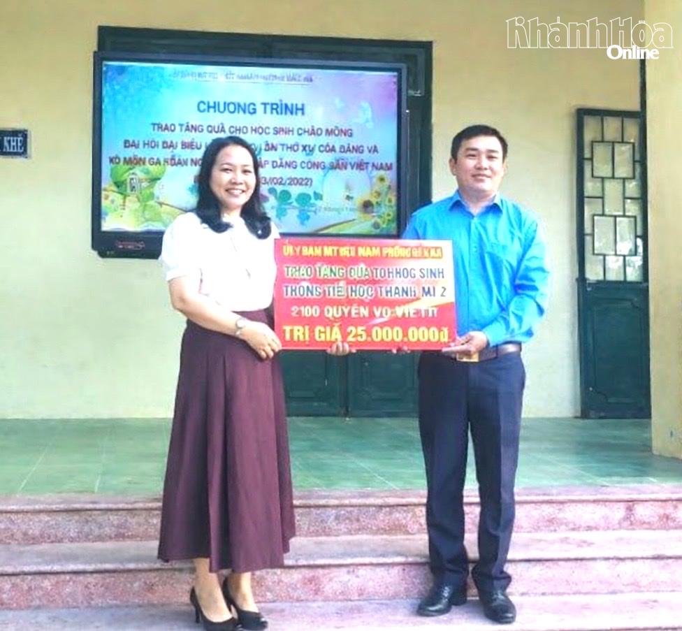 Đại diện Ủyyban MTTQ Việt Nam tỉnh trao bảng tượng trưng hỗ trợ