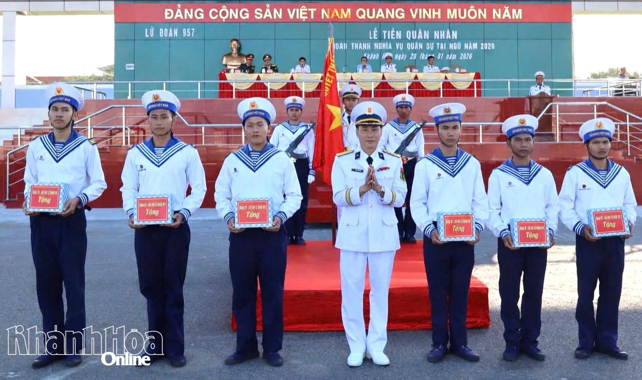 Đại tá Tiên Quang Sự trao thưởng cho các quân nhân.