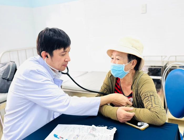 Gần 2.000 người dân đảo Trí Nguyên được khám bệnh, phát thuốc miễn phí