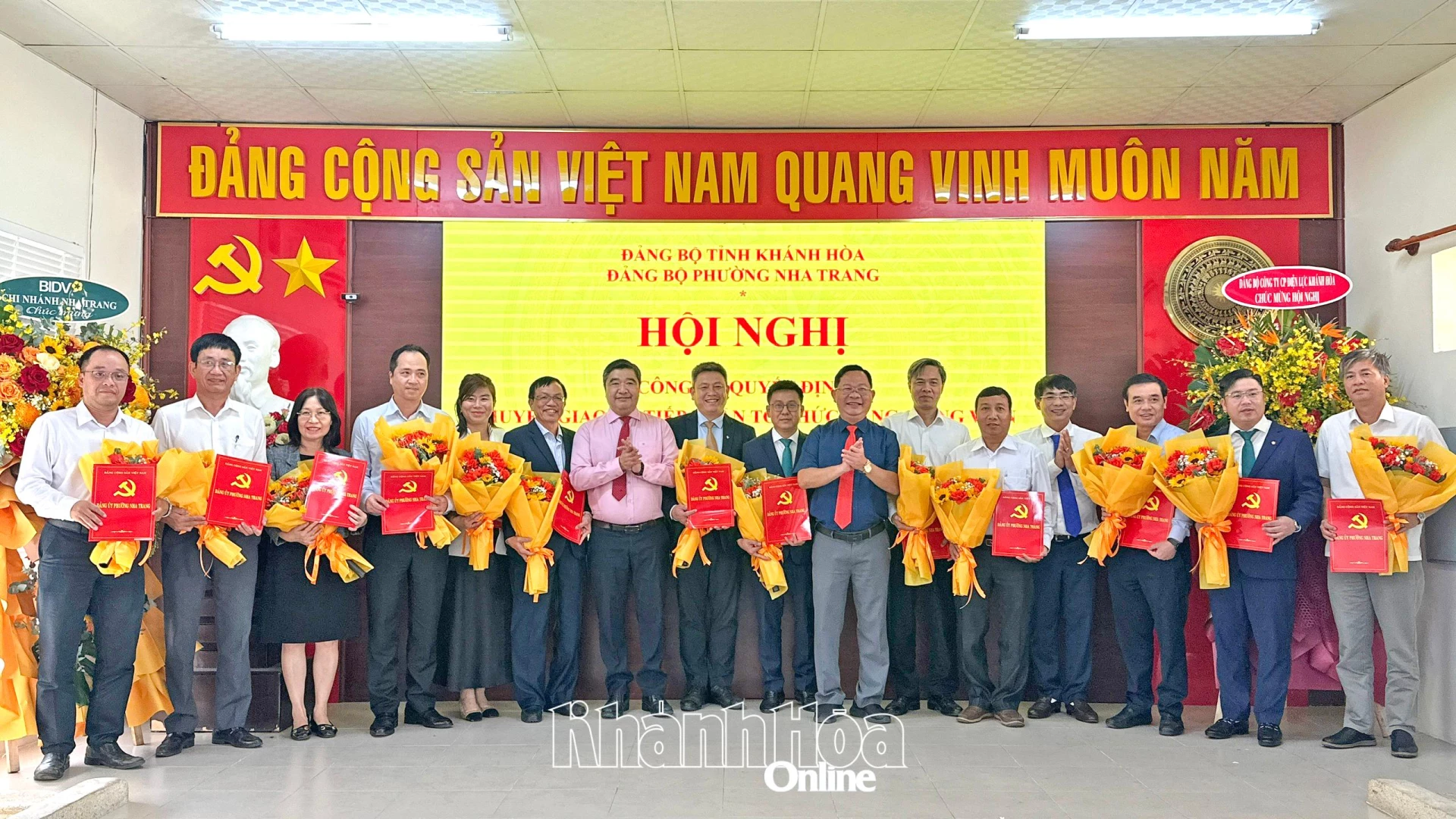 Lãnh đạo Đảng ủy phường Nha Trang trao quyết định tiếp nhận cho các tổ chức cơ sở đảng.