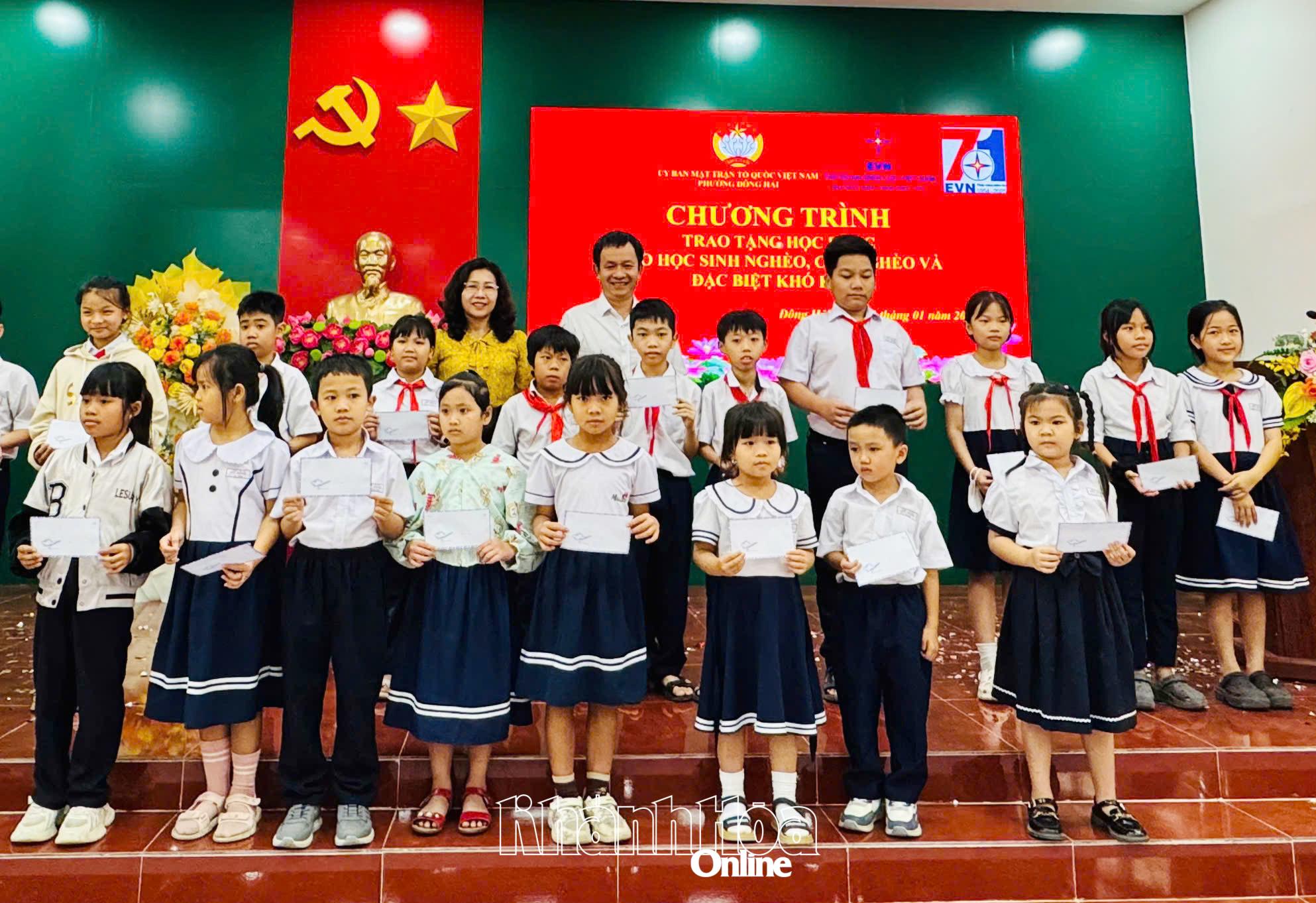 Ban tổ chức trao học bổng cho các học sinh.