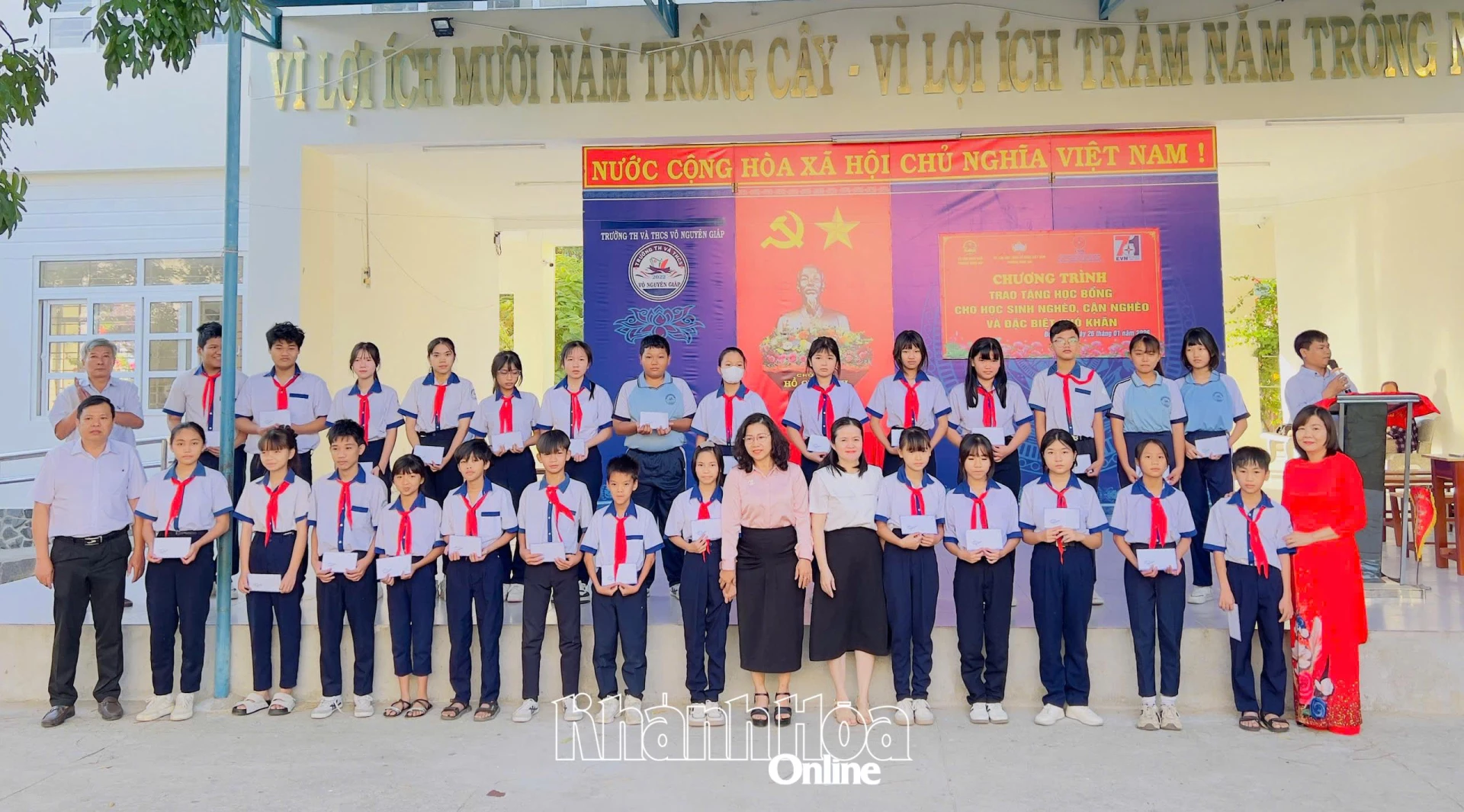 Ban tổ chức tặng quà cho học sinh Trường Tiểu học và THCS Võ Nguyên Giáp.
