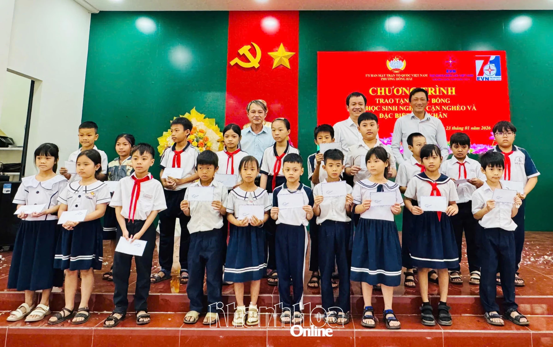 Ban tổ chức trao học bổng cho các học sinh.