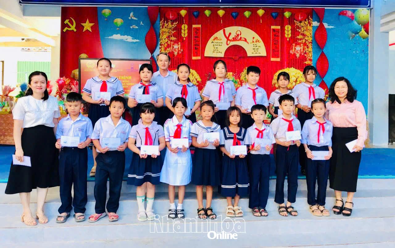 Ban tổ chức tặng quà cho học sinh Trường Tiểu học Đông Hải 2.