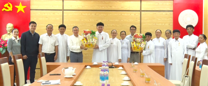 Ban đại diện Hội thánh Cao đài Tòa thánh Tây Ninh tỉnh thăm, chúc Tết lãnh đạo xã Diên Khánh