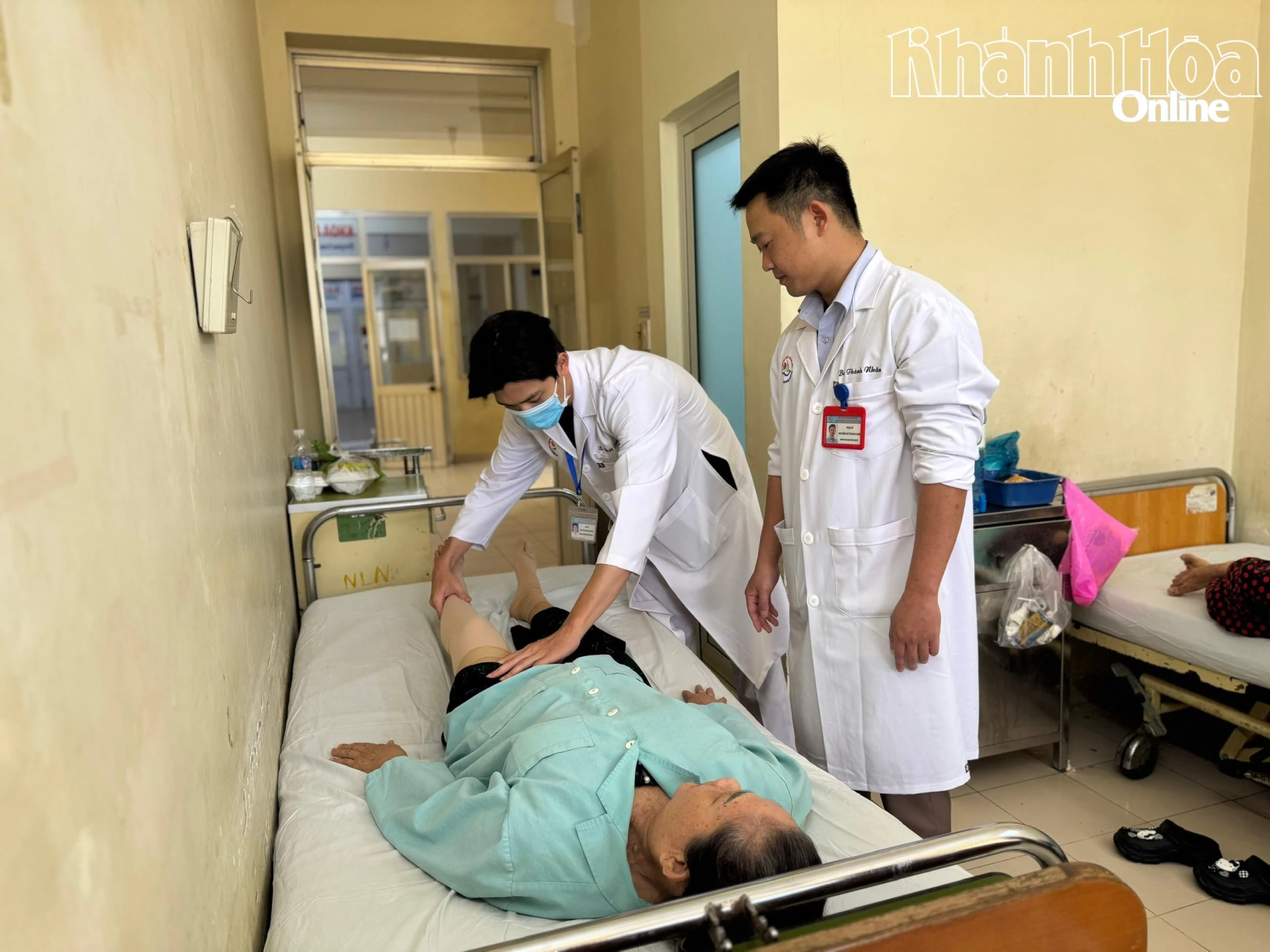 Bác sĩ Khoa Ngoại lồng ngực - Mạch máu kiểm tra sức khỏe cho bệnh nhân điều trị trong ngày. 