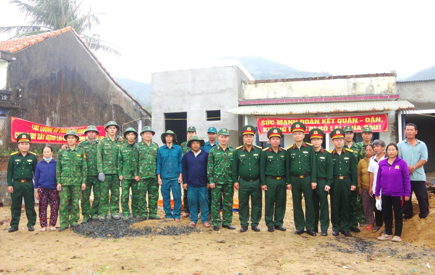 Đoàn công tác kiểm tra tiến độ xây dựng nhà cho các hộ dân tại thôn Đông Nam, xã Đại Lãnh.