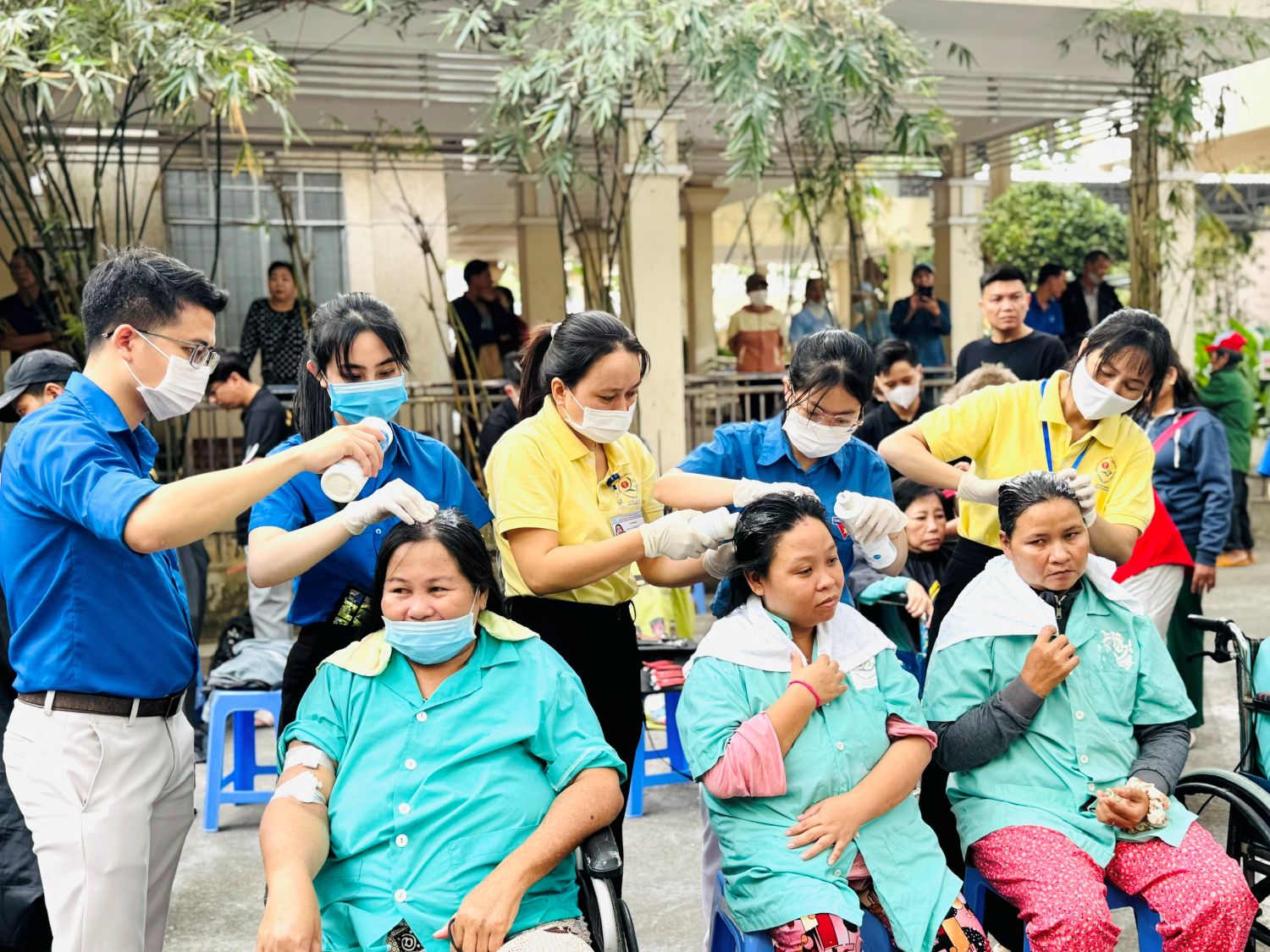 Đoàn viên thanh niên các đơn vị gội đầu cho bệnh nhân.