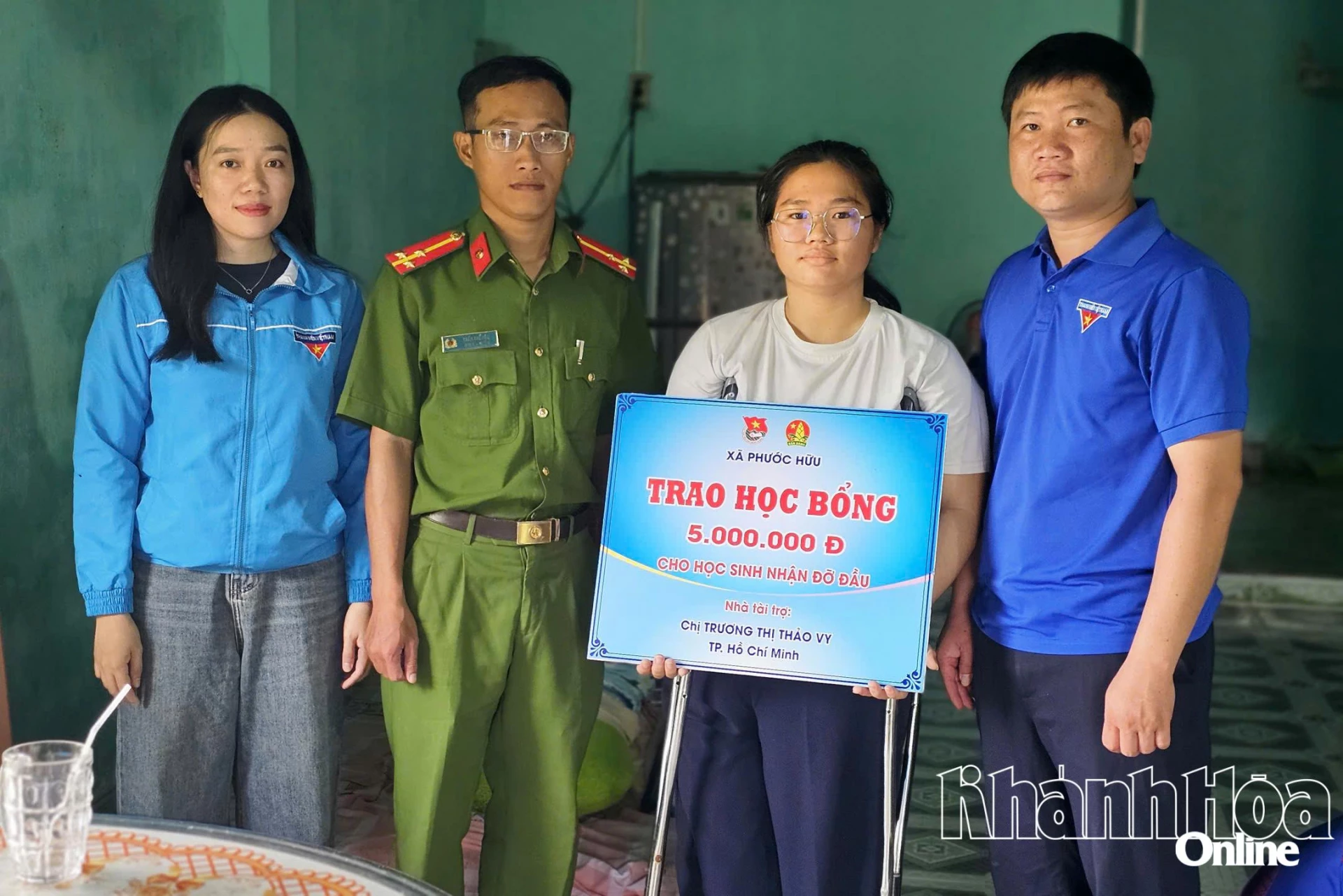 Đoàn xã Phước Hữu trao học bổng cho học sinh nhận đỡ đầu.