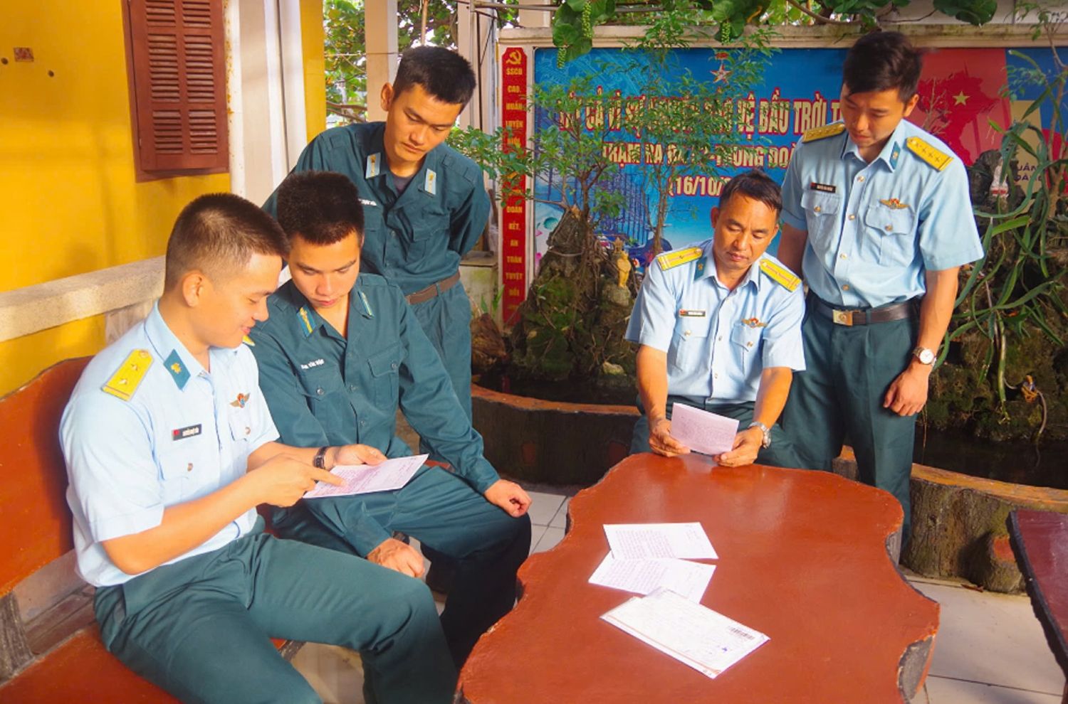 Cán bộ, chiến sĩ Trạm Ra đa 57 chia sẻ những lá thư của các em học sinh.