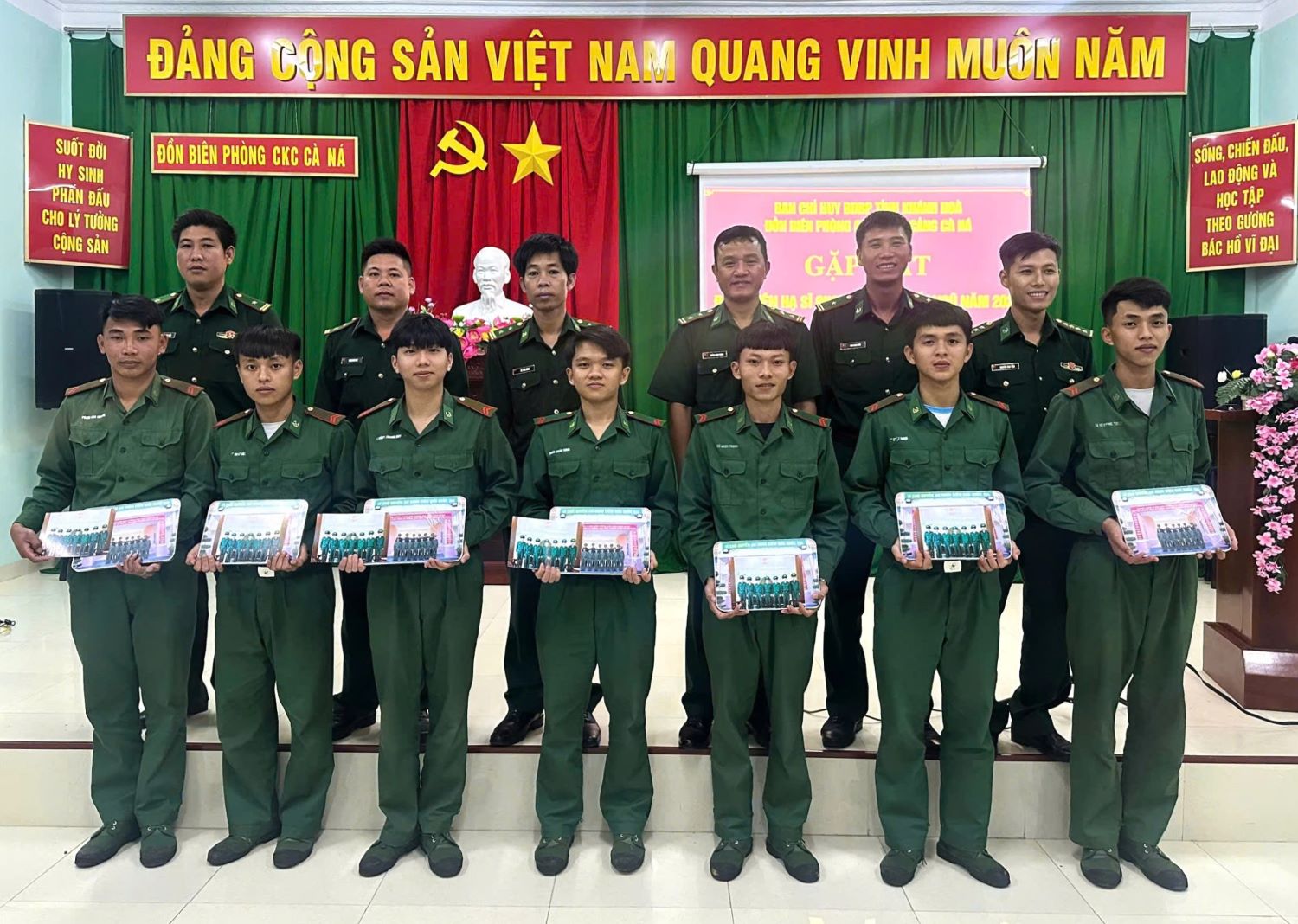 Đồn Biên phòng Cửa khẩu cảng Cà Ná tặng quà cho các chiến sĩ.