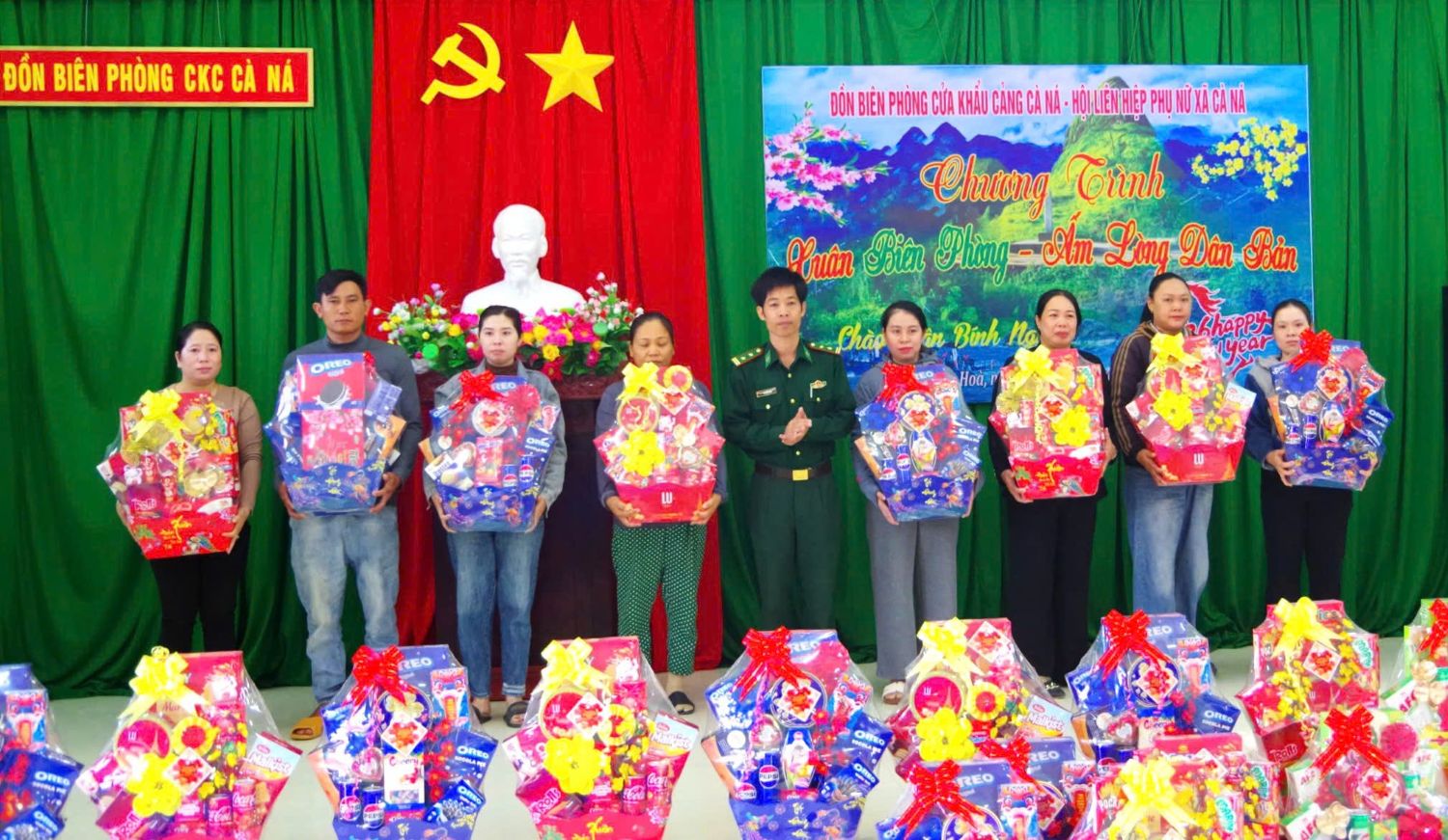 Tặng quà Tết cho các hộ dân trong chương trình Xuân Biên phòng - Ấm lòng dân bản.