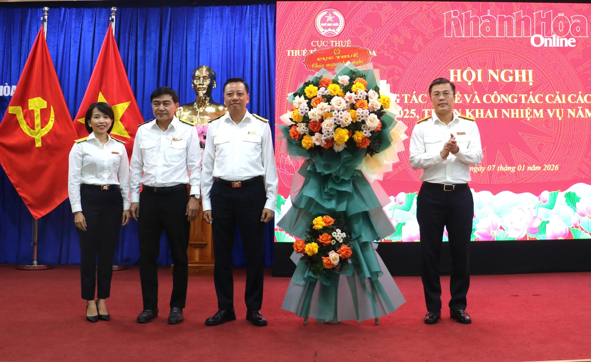 Đồng chí Lê Long tặng hoa chúc mừng ngành Thuế tỉnh