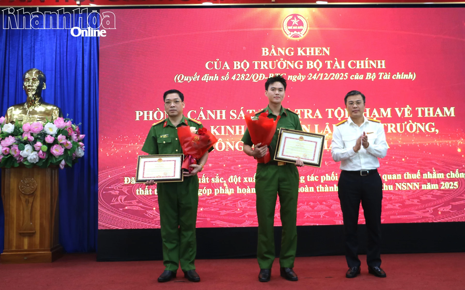 Đồng chí Lê Long trao bằng khen của Bộ Tài chính cho 2 cá nhân