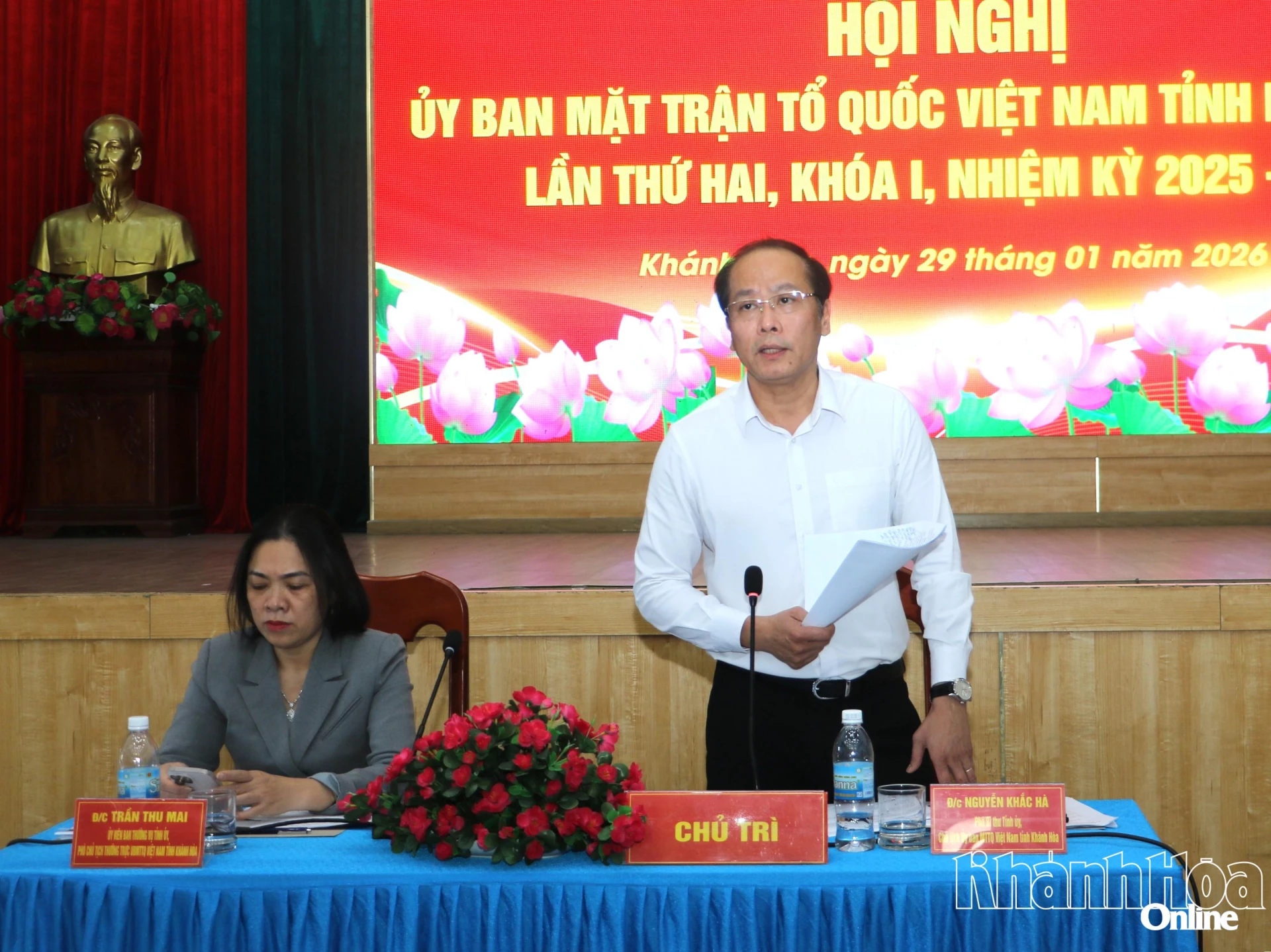 Đồng chí Nguyễn Khắc Hà điều hành phần tham luận