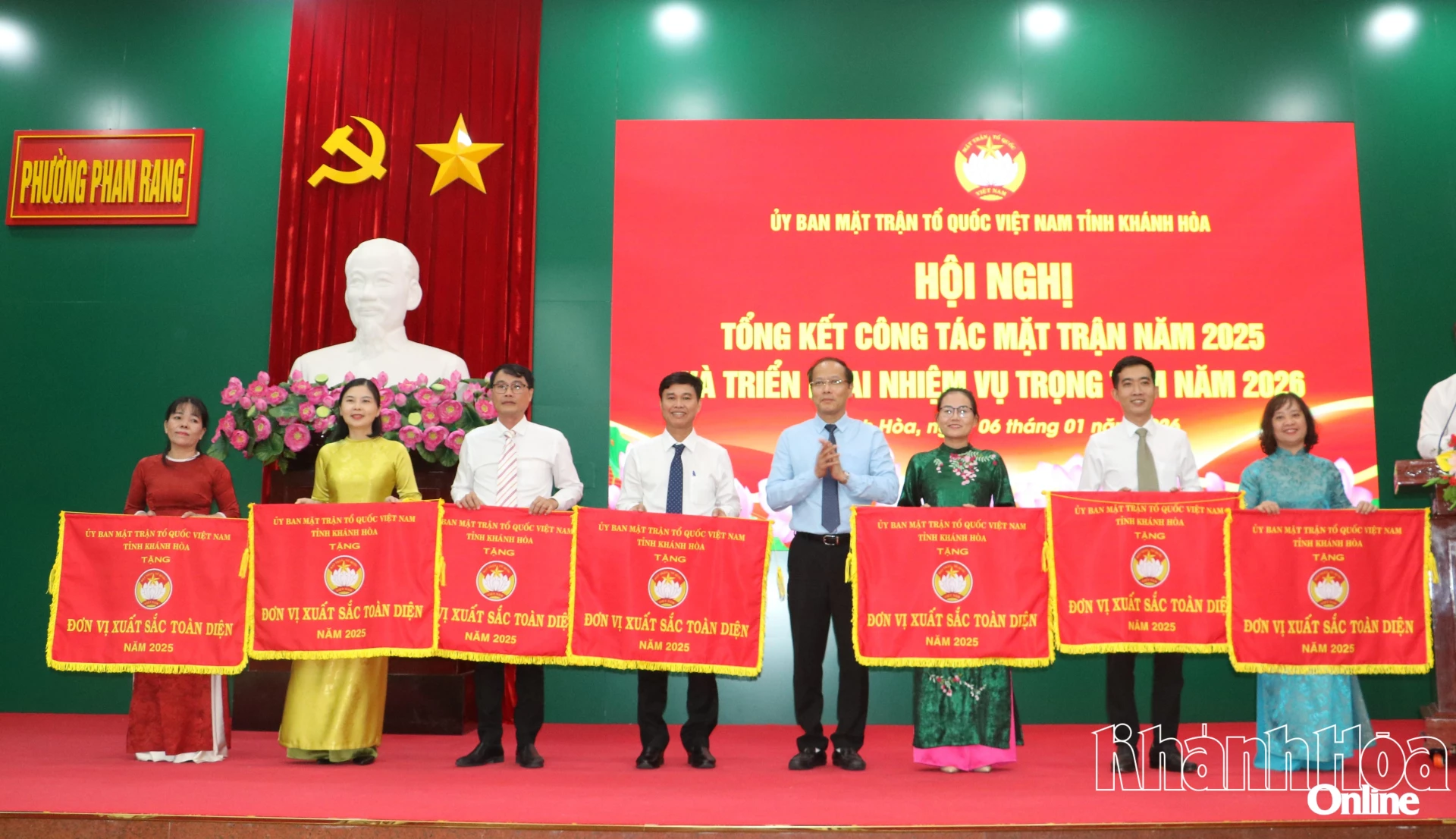 Đồng chí Nguyễn Khắc Hà trao cờ thi đua cho các tập thể.