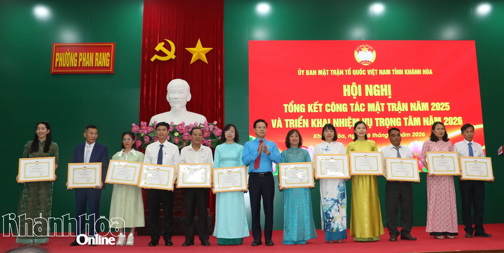 Đồng chí Phan Thanh Liêm - Phó Chủ tịch Ủy ban MTTQ Việt Nam tỉnh, Chủ tịch Liên đoàn lao động tỉnh trao bằng khen cho các cá nhân.