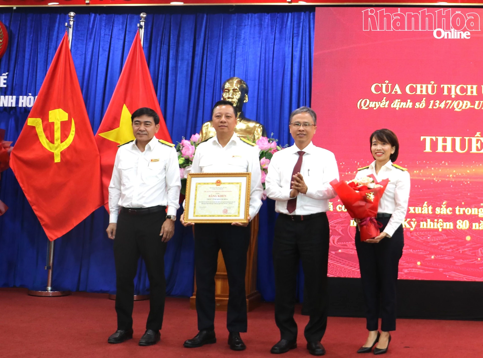 Đồng chí Trần Hòa Nam trao bằng khen cho Thuế tỉnh