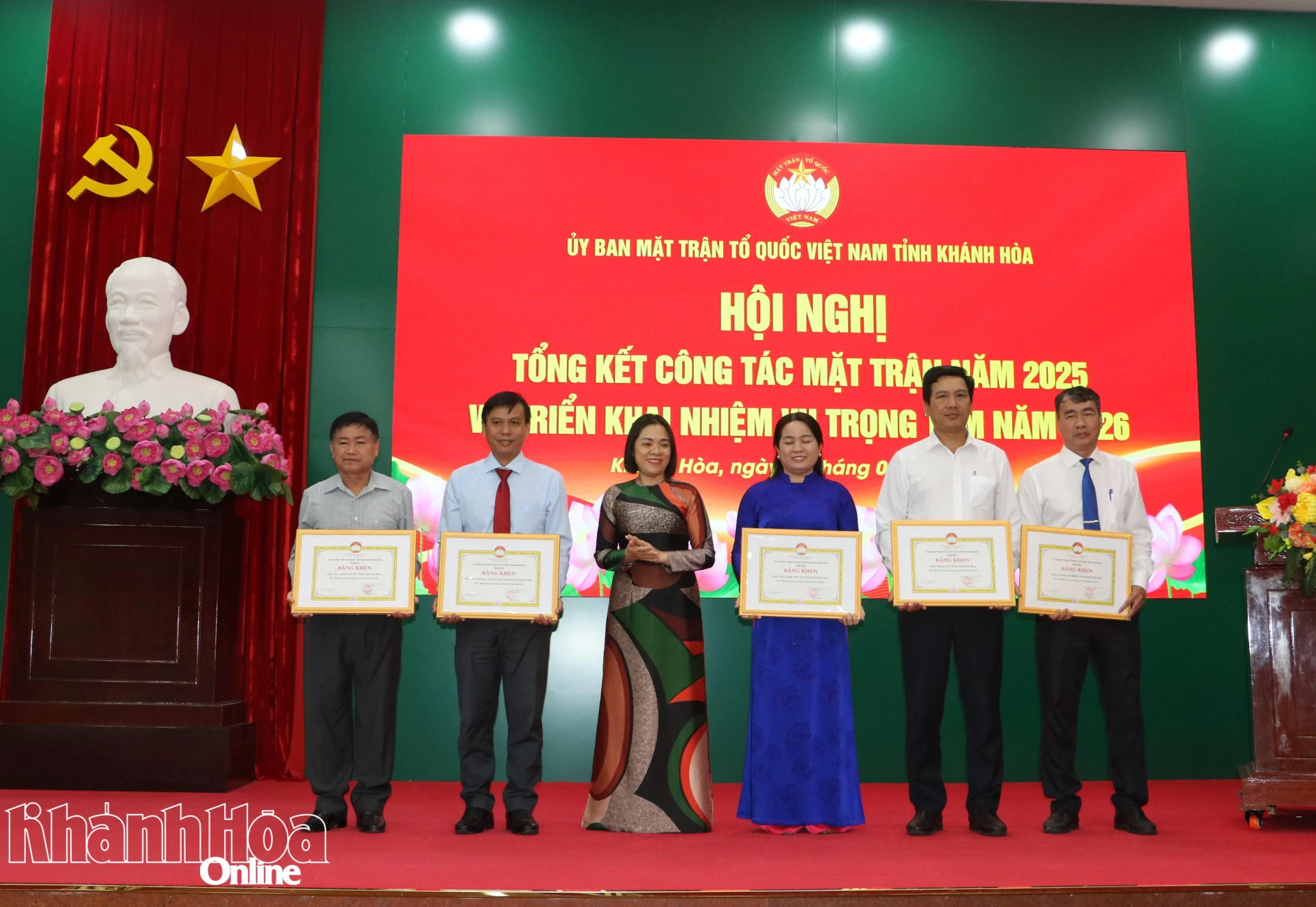 Đồng chí Trần Thu Mai trao bằng khen cho các tập thể.