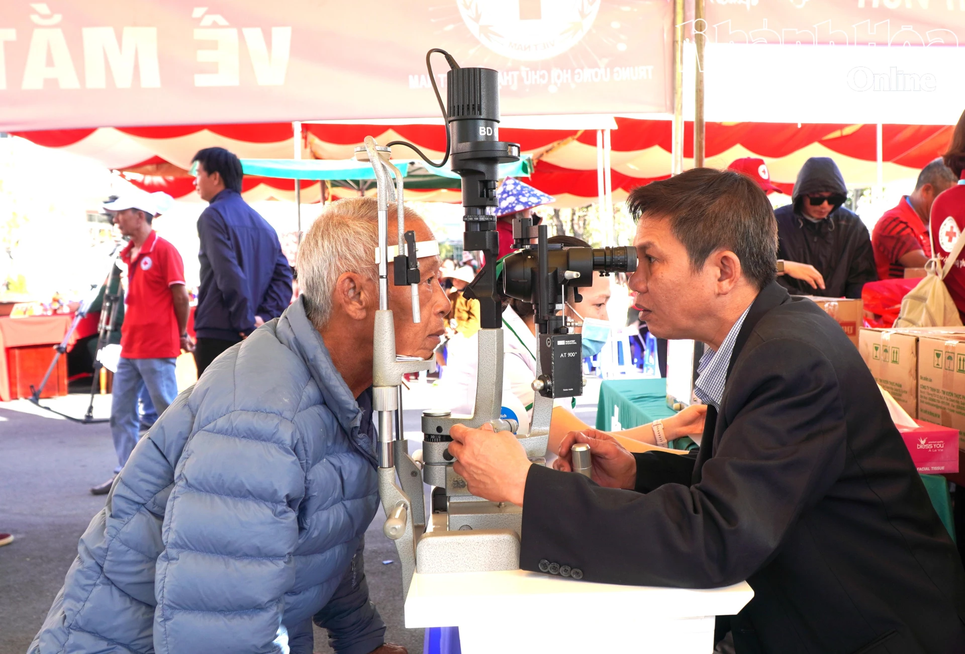 Người dân được kiểm tra mắt miễn phí.