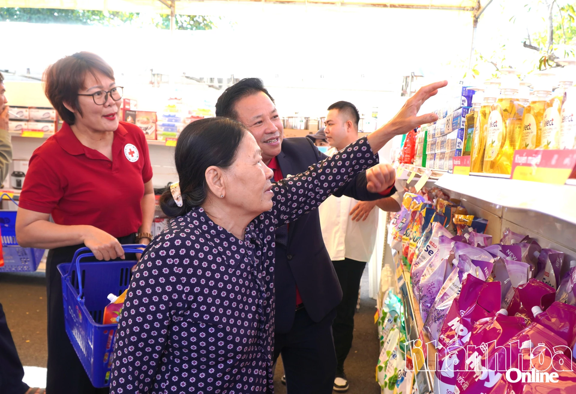 Người dân mua sắm tại gian hàng trợ giá.