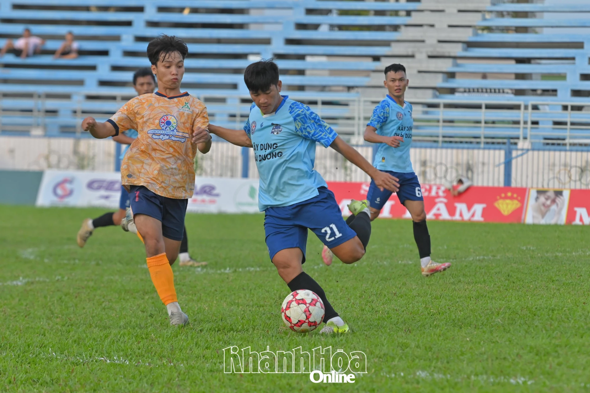 Giải bóng đá vô địch tỉnh Khánh Hòa 2025 tổ chức tại khu vực phía nam tỉnh được đánh giá hấp dẫn, chuyên môn cao.