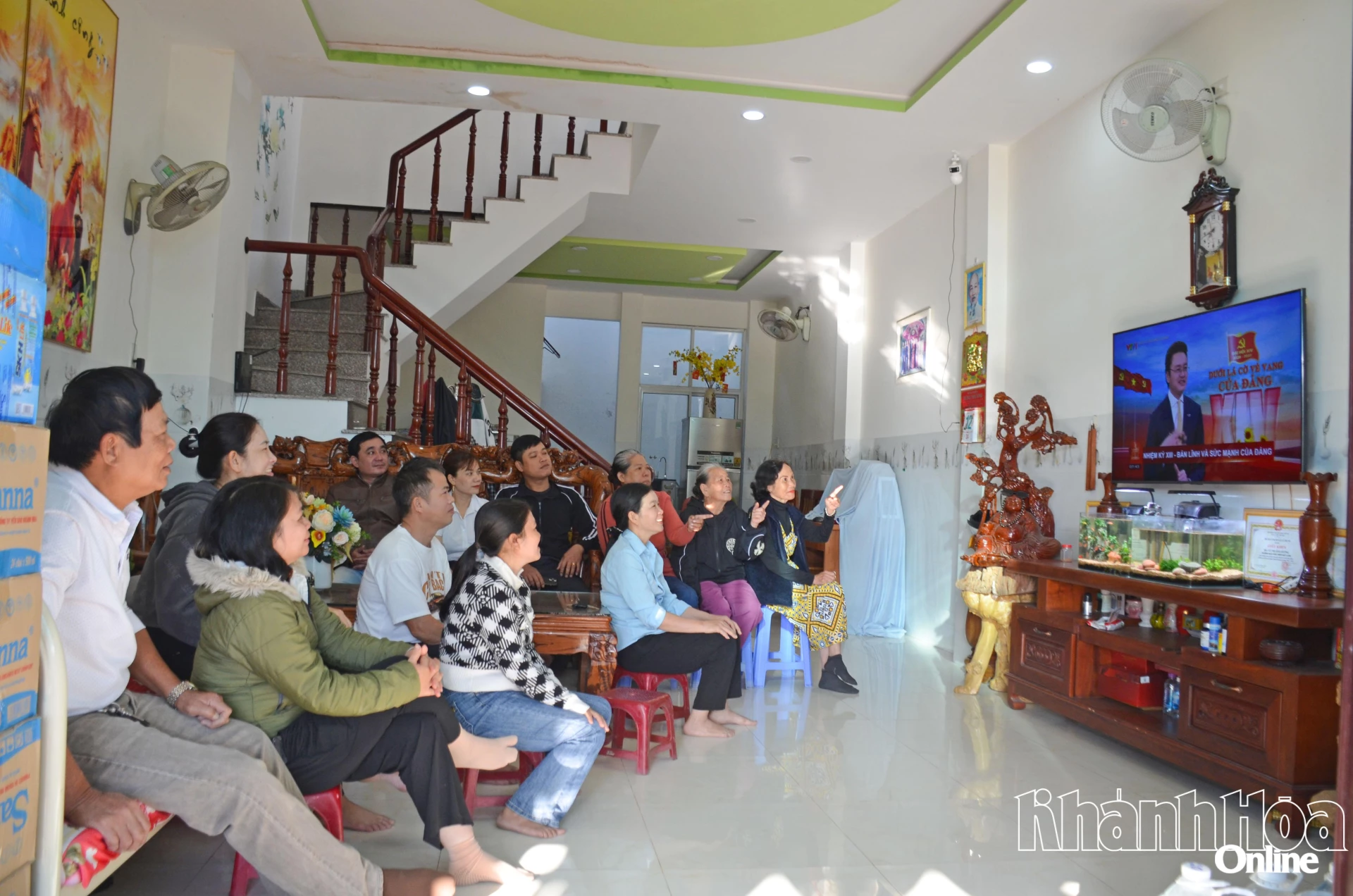 Nhiều bà con tề tựu về nhà bà Võ Thị Ánh Hương - Bí thư Chi bộ, Trưởng Ban Công tác Mặt trận Tổ dân phố Đất Lành (phường Nam Nha Trang) để xem chương trình khai mạc Đại hội. Ảnh: T.M.