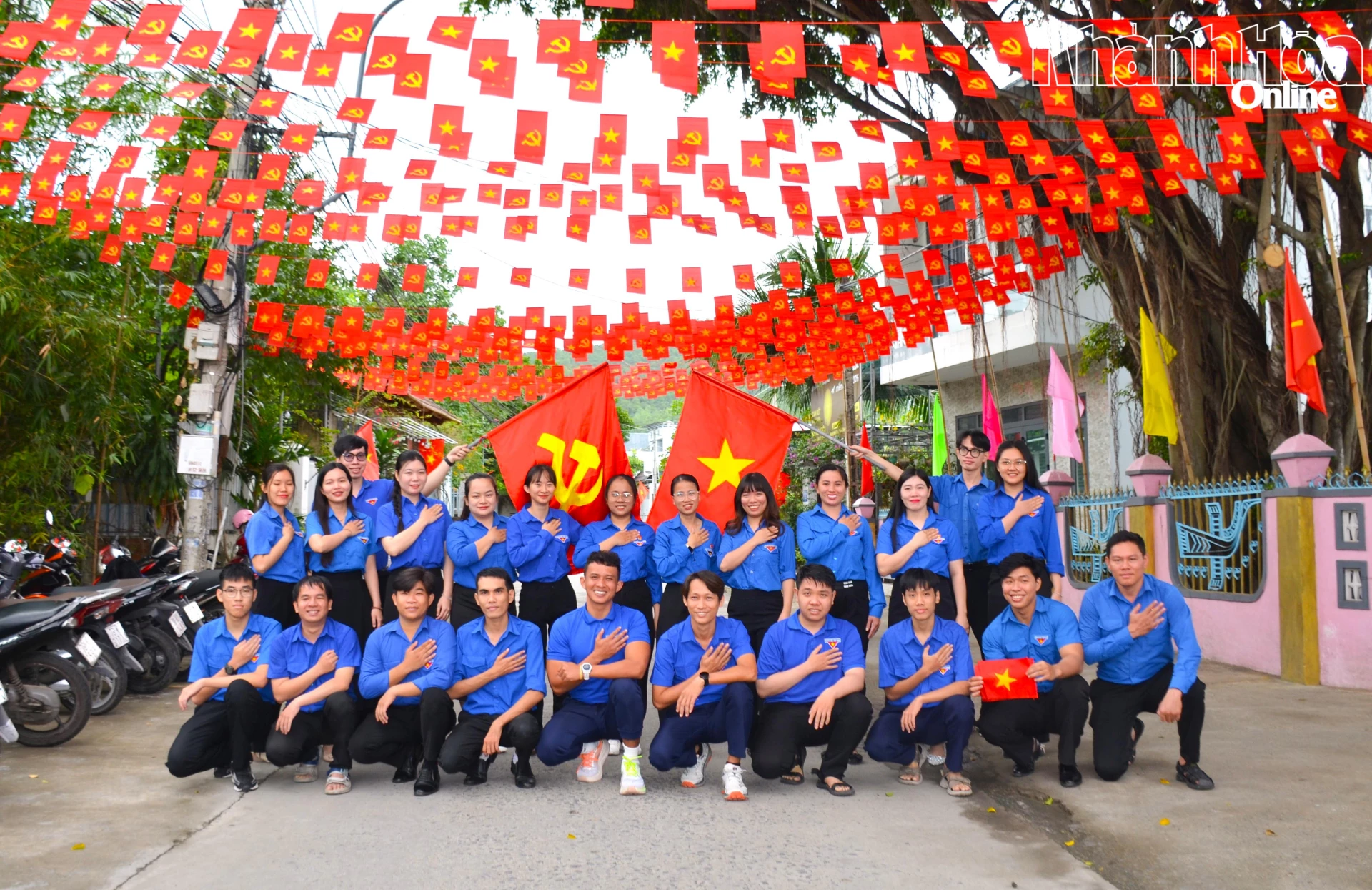 Đoàn viên, thanh niên phường Nam Nha Trang bày tỏ niềm tin son sắt với Đảng. Ảnh: N.Vũ