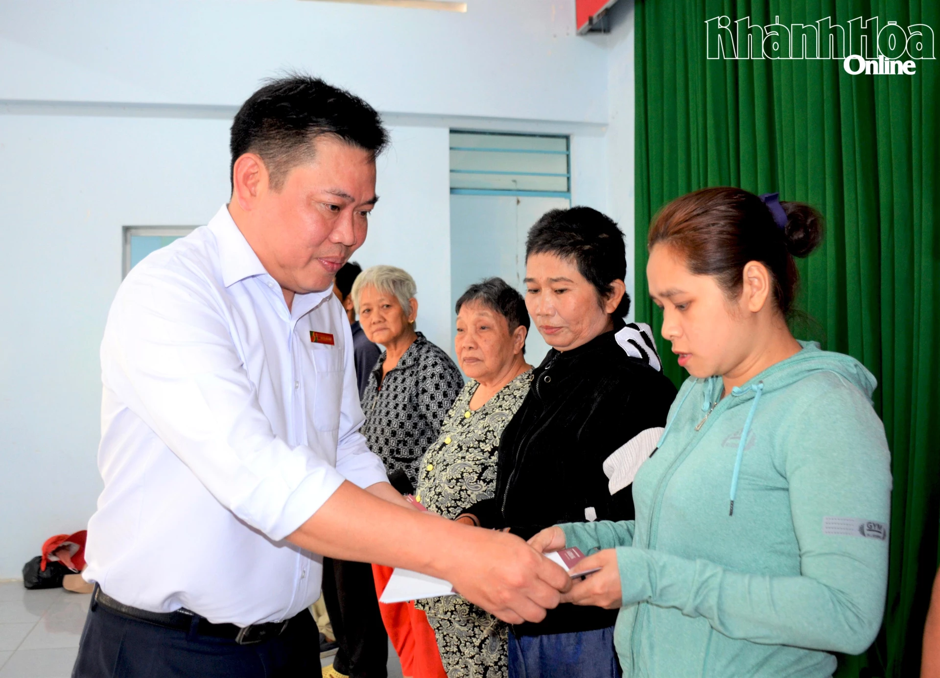 Ông Nguyễn Duy Nam - Giám đốc Agribank - Chi nhánh Nam Nha Trang tặng quà cho các hộ dân.