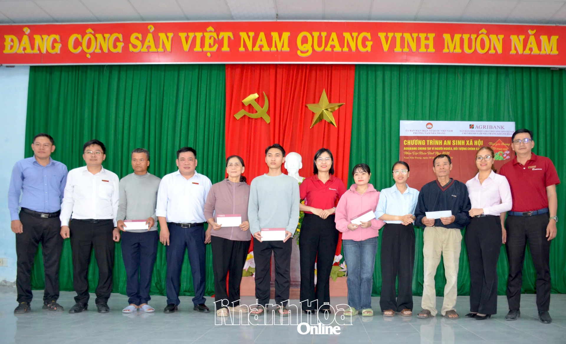 Lãnh đạo Agribank - Chi nhánh Nam Nha Trang và Ủy ban MTTQ Việt Nam phường tặng quà các hộ dân.