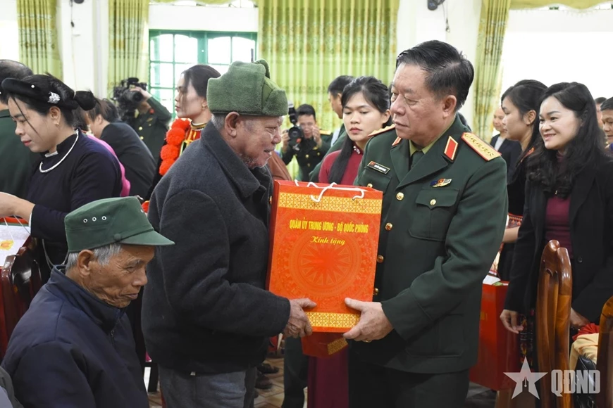 Đại tướng Nguyễn Trọng Nghĩa trao quà tặng các gia đình chính sách, người có công trên địa bàn tỉnh Cao Bằng. Ảnh: ANH MINH 