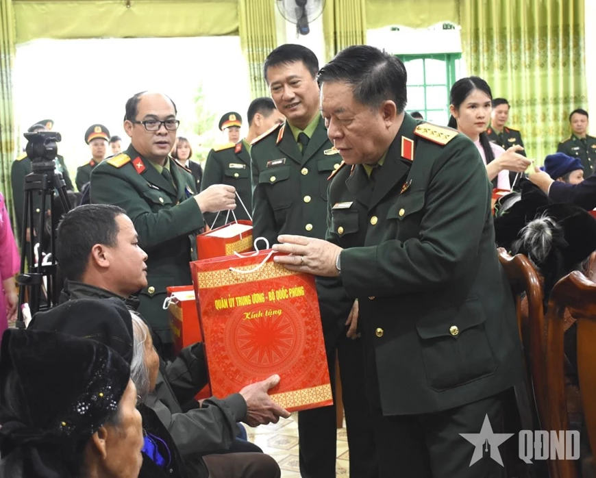 Đại tướng Nguyễn Trọng Nghĩa trao quà tặng các gia đình chính sách, người có công trên địa bàn tỉnh Cao Bằng. Ảnh: ANH MINH  